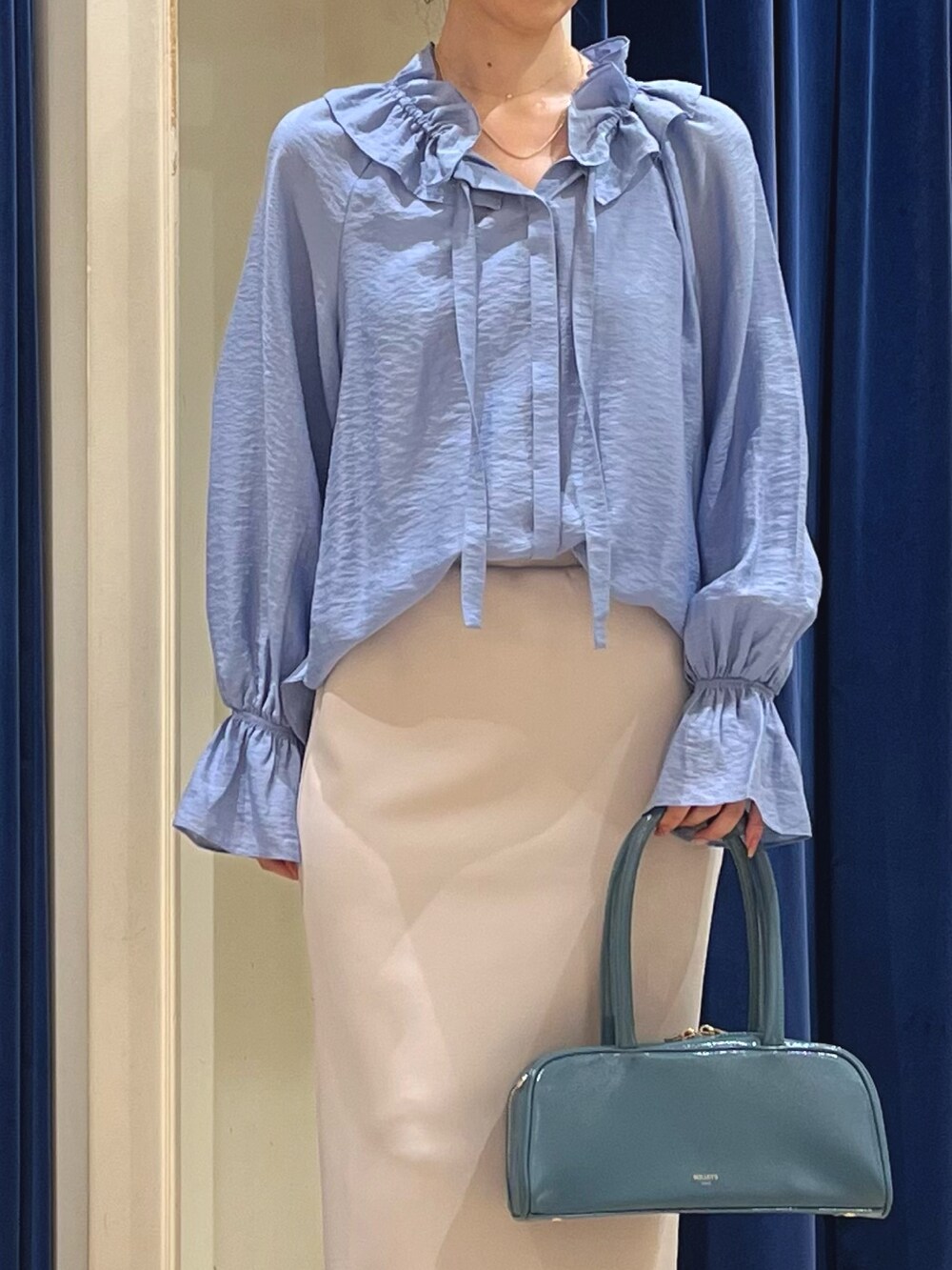 「きれいめカジュアル、フリル、リボン、フリルブラウス、ブラウス、スカート、タイトスカート、大人かわいい、サックスブルー、シルク、ネックレス、バッグ、ノーリーズ、ロングスカート、ブラウスコーデ」｜「NOLLEY’Sの【grace grace/グラスグラス】チェーンネックレス（ネックレス、ゴールド系）」を使った、nol ikeoさん（レディース・160cm）の夏コーディネートの3枚目の写真