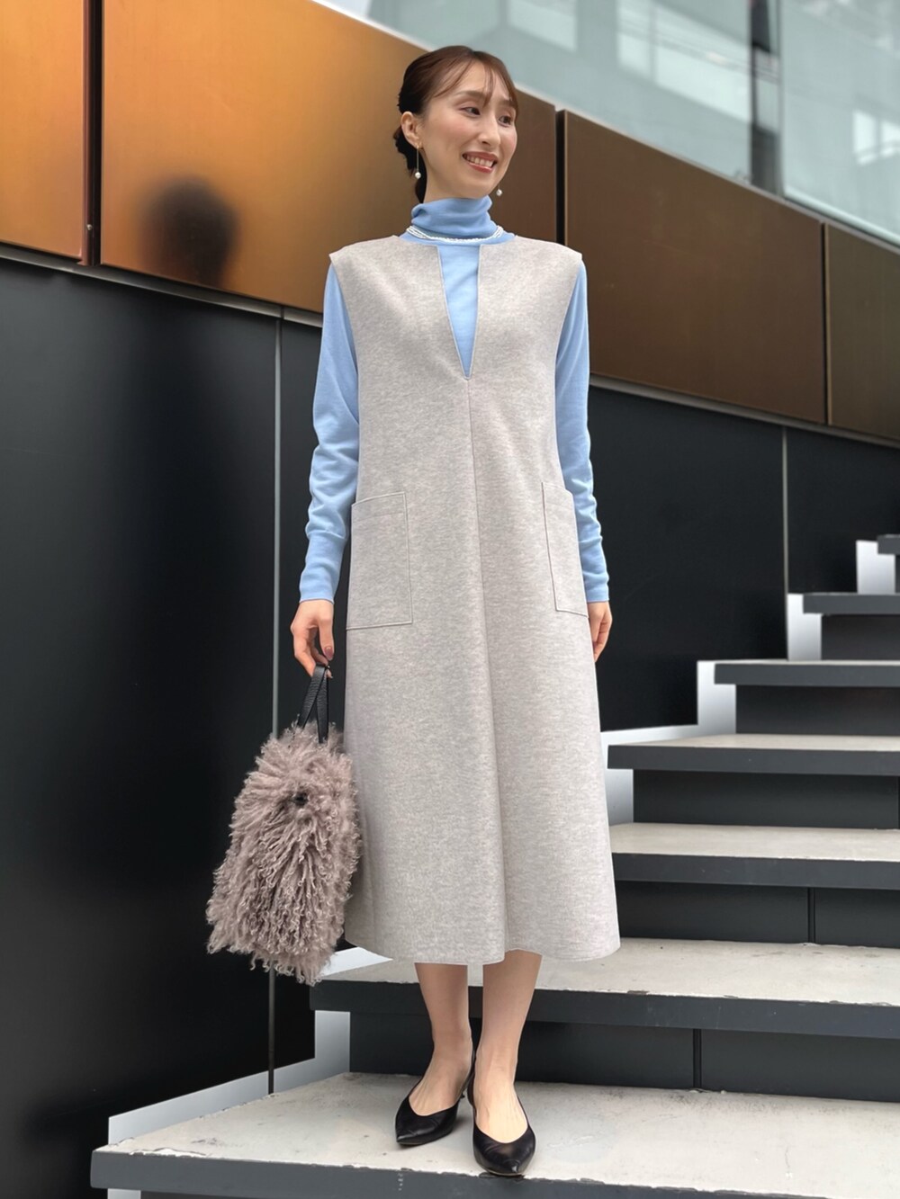 「最近のいい感じコーデ、お出かけコーデ、ワンピース、ニット、クリスマスに着たい服、ファー、休日スタイル、ハイネック、ジャンパースカート、ジャンスカ、ノーリーズ、サックスブルー、グレー、パール、ファーバッグ」｜「NOLLEY’Sのコットンパールブラチェーンイヤリング（イヤリング、ホワイト系）」を使った、nol ikeoさん（レディース・160cm）の冬コーディネートの3枚目の写真