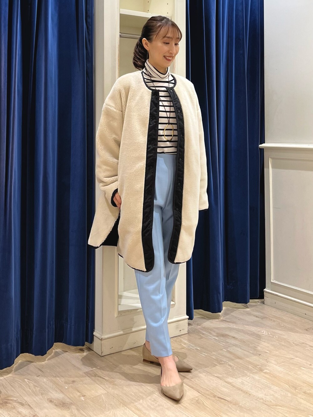 「冬コーデ、きれいめカジュアル、オトナカジュアル、タイオン、TAION、リバーシブル、ボア、ダウン、冬アウター、カジュアル、ボーダー、テーパードパンツ、カラーパンツ、ノーリーズ、アウター」｜「NOLLEY’Sの【grace grace/グラスグラス】10K ペタルチェーンピアス（ピアス（両耳用）、ゴールド系）」を使った、nol ikeoさん（レディース・160cm）の冬コーディネートの5枚目の写真