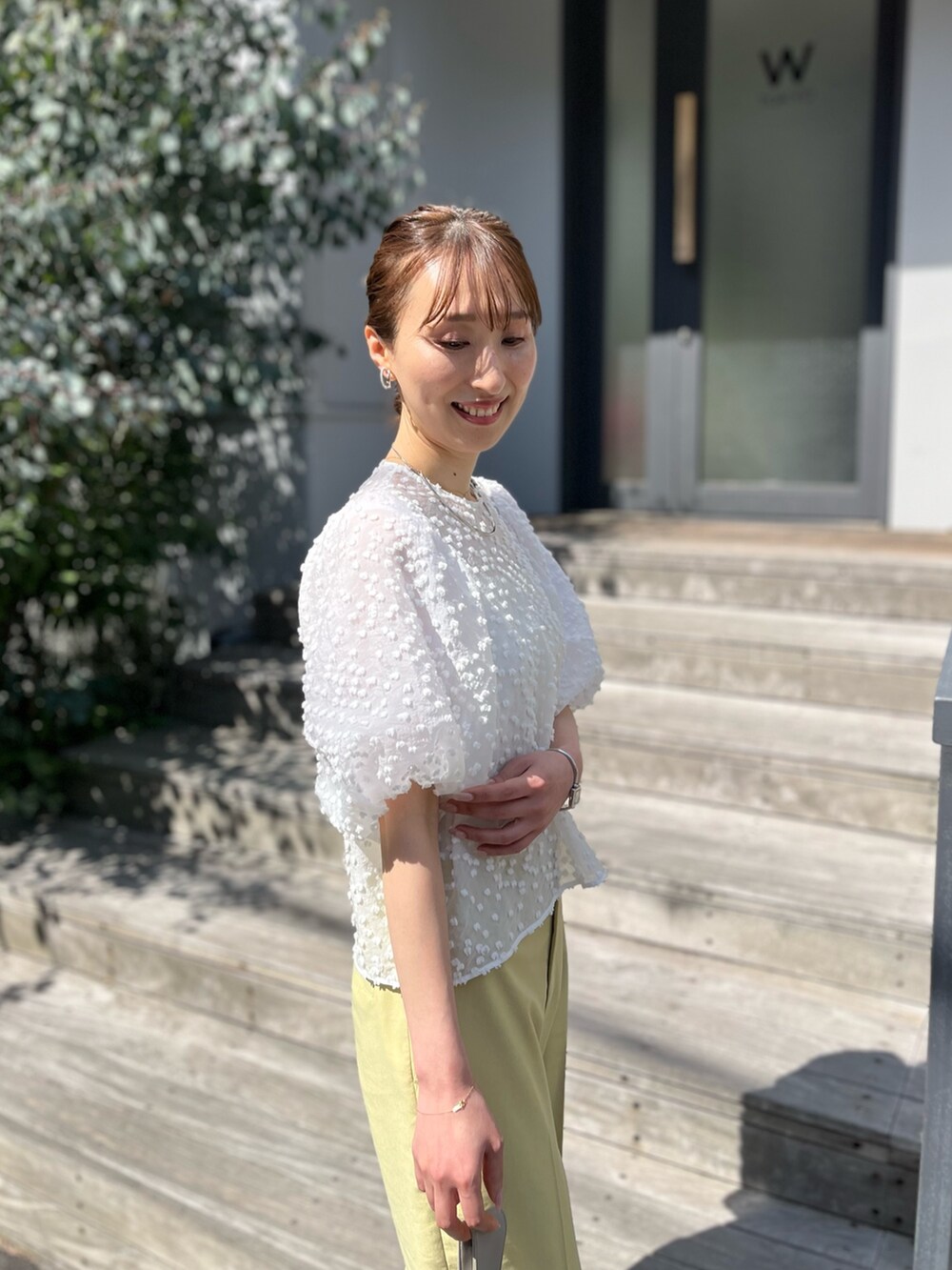 ホワイト系のシャツ/ブラウス、ホワイト系のキャミソール、イエロー系のその他パンツを着用したレディースの春コーディネートの10枚目の写真