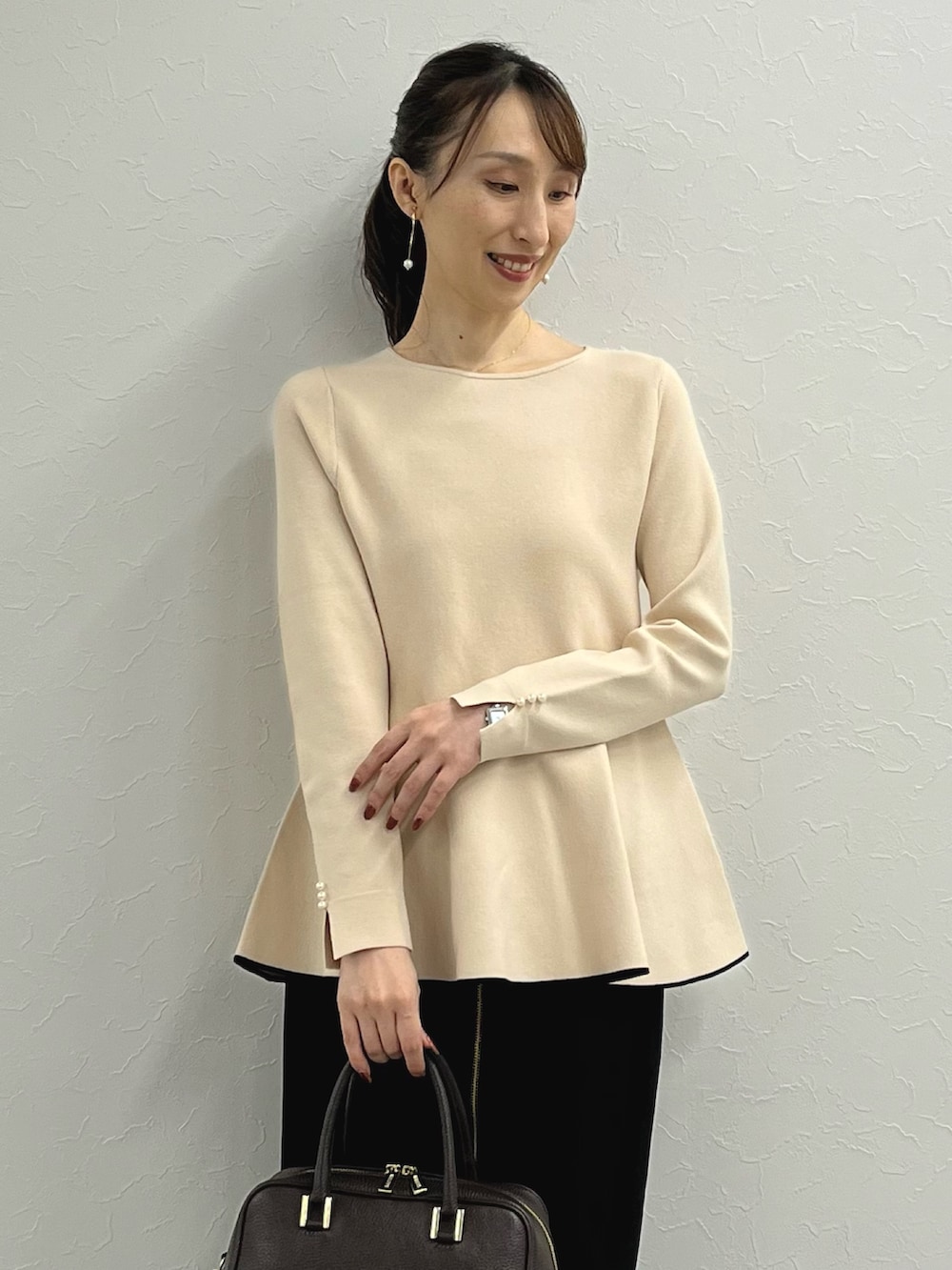 「ブラウン、ニット、大人女子、ぺプラムトップス、ぺプラム、タイトスカート、スカート、キレイめ、ベージュ、ボストンバッグ、きれいめカジュアル、大人コーデ、ノーリーズ、ぺプラムニット、オフィスカジュアル」｜「NOLLEY’Sのコットンパールブラチェーンイヤリング（イヤリング、ホワイト系）」を使った、nol ikeoさん（レディース・160cm）の秋コーディネートの5枚目の写真