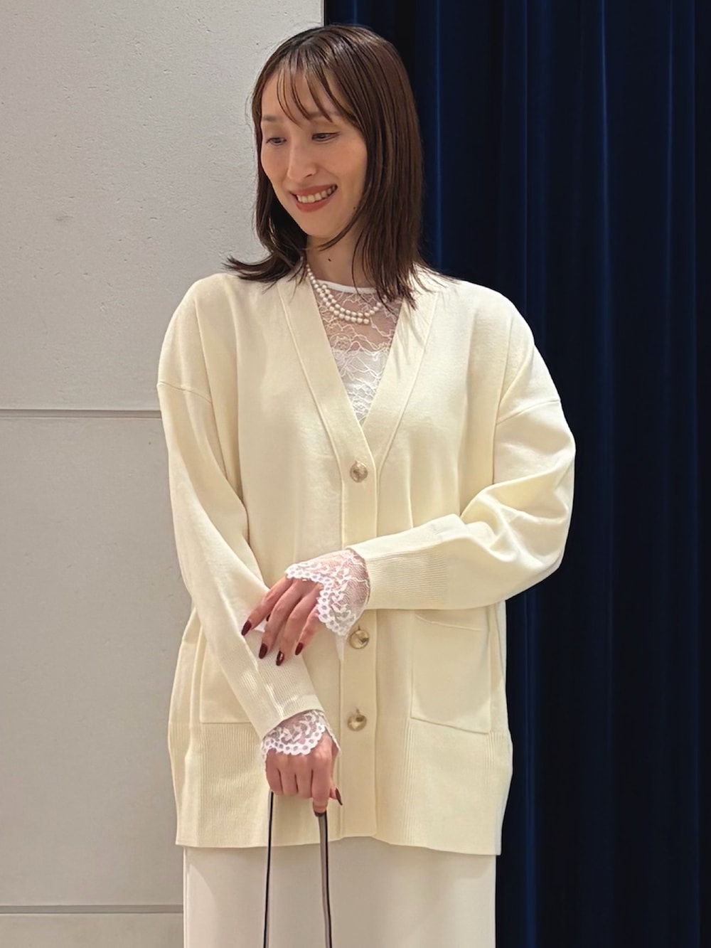 ホワイト系のシャツ/ブラウス、ホワイト系のキャミソール、ホワイト系のカーディガン/ボレロを着用したレディースの秋コーディネートの3枚目の写真