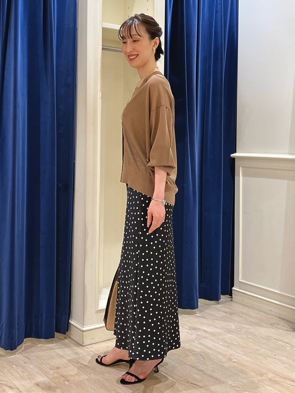 「レイヤードスタイル、春夏コーデ、きれいめカジュアル、シアートップス、マーメイドスカート、スカートコーデ、大人可愛い、ブラウン、ドット、ドット柄、シアー、ホルターネック、ラメ、ノーリーズ、ナロースカート」|「NOLLEY’Sの【grace grace/グラスグラス】ハートイヤリング(イヤリング、ゴールド系)」を使った、nol ikeoさん(骨格ウェーブ・レディース・160cm)の春コーディネートの7枚目の写真