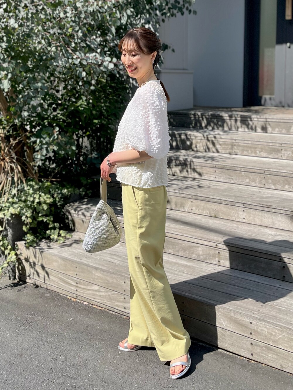 ホワイト系のシャツ/ブラウス、ホワイト系のキャミソール、イエロー系のその他パンツを着用したレディースの春コーディネートの5枚目の写真