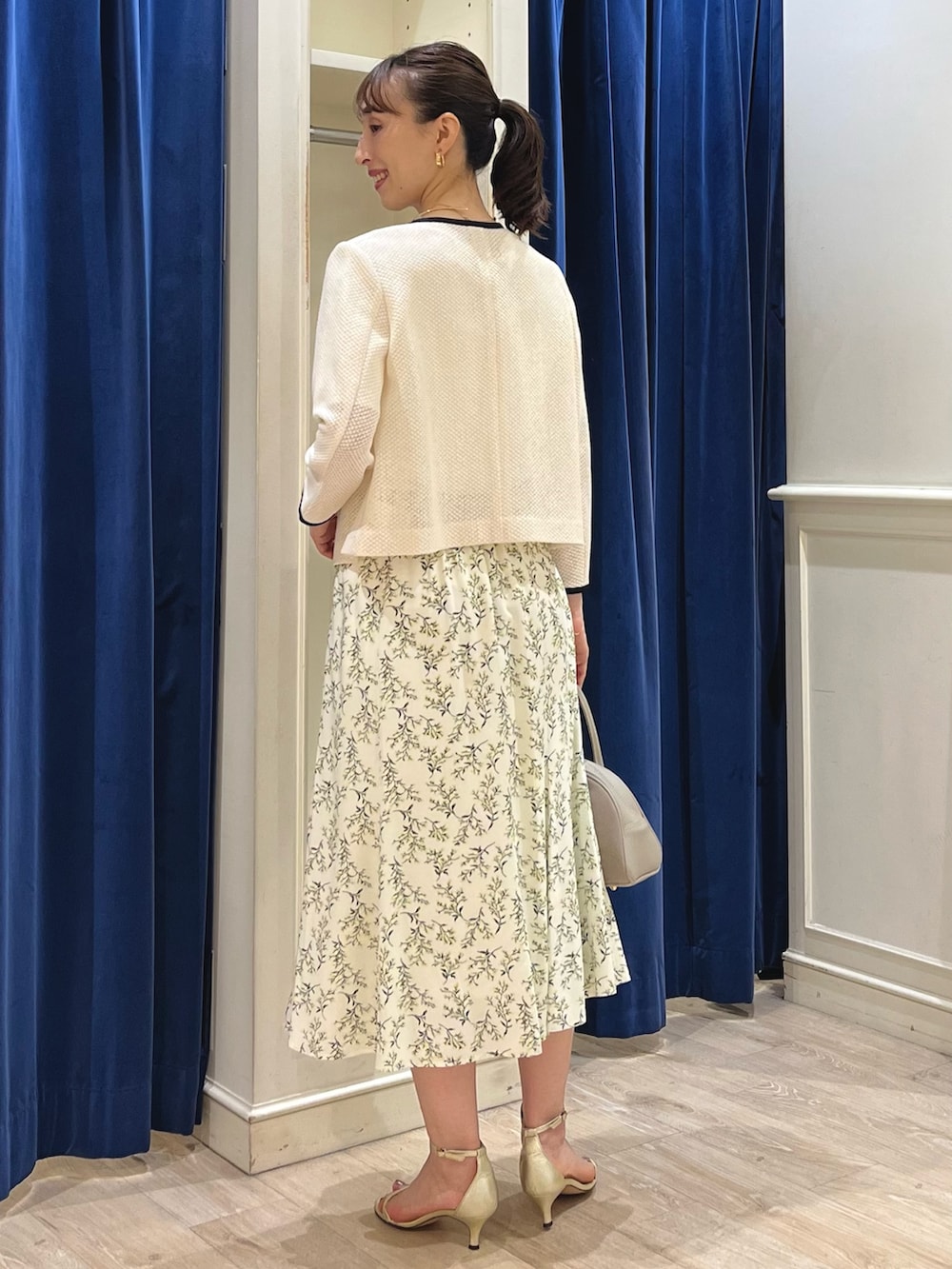 「デートコーデ、夏コーデ、マーメイドスカート、おでかけコーデ、大人かわいい、ジャケット、ノーカラージャケット、メッシュ、花柄、花柄スカート、フラワープリント、スカート、フレアスカート、ノーリーズ、キレイめ」|「grace grace のニュアンスG型イヤリング(イヤリング、ゴールド系)」を使った、nol ikeoさん(骨格ウェーブ・レディース・160cm)の夏コーディネートの8枚目の写真