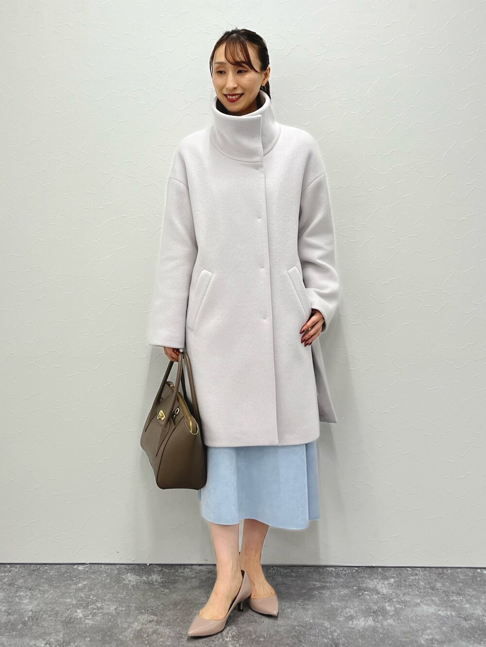 「冬アウター、淡色コーデ、冬コーデ、お出かけコーデ、ニット、大人かわいい、カラーコーデ、ショート丈トップス、ニットコーデ、フレアスカート、スカート、スエード、コート、スタンドカラーコート、ノーリーズ」|「NOLLEY’Sの【grace grace/グラスグラス】10K カットワイヤーフープ ピアス(ピアス(両耳用)、ゴールド系)」を使った、nol ikeoさん(レディース・160cm)の秋コーディネートの10枚目の写真