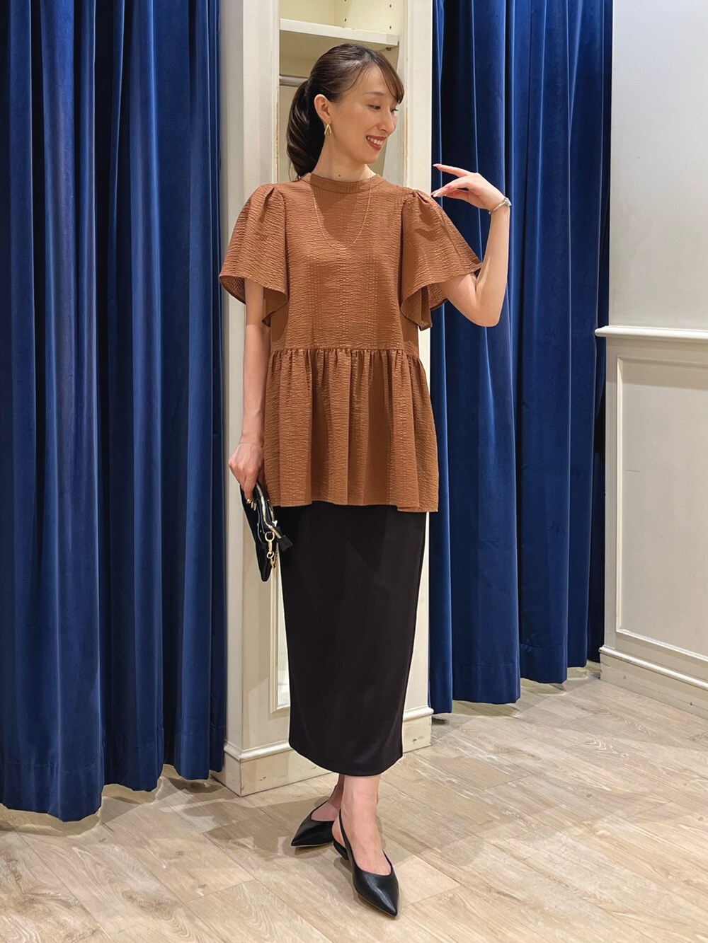 「きれいめカジュアル、夏コーデ、休日スタイル、フリル、ブラック、ぺプラムトップス、ぺプラム、ブラウス、ノーリーズ、タイトスカート、スカート、スカートスタイル、フレアスリーブ、キレイめ、キャメル」｜「NOLLEY’Sの【grace grace/グラスグラス】10Kペタルチェーンミディアムネックレス（60㎝）（ネックレス、ゴールド系）」を使った、nol ikeoさん（レディース・160cm）の夏コーディネートの6枚目の写真