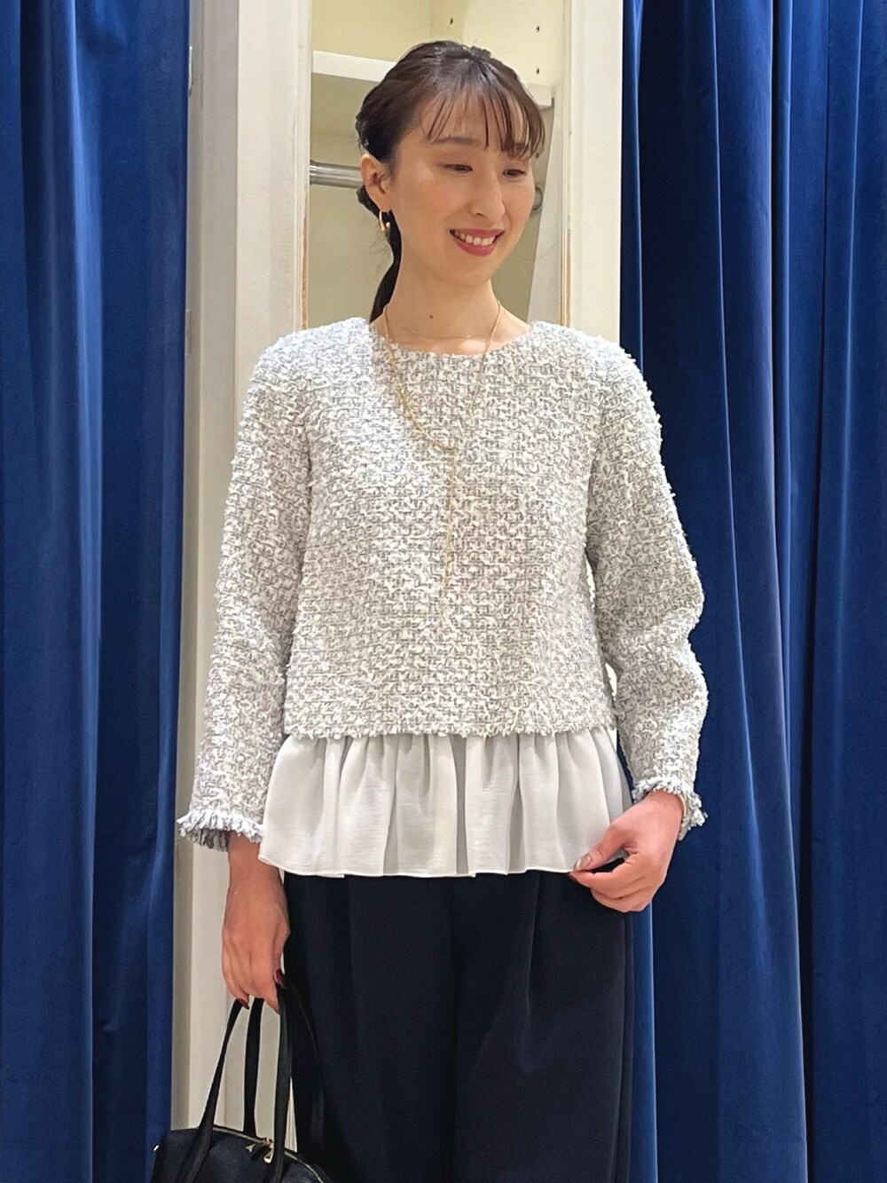 「シンプルスタイル、オトナ女子、モノトーン、セレモニー、ツイード、ぺプラムトップス、ぺプラム、フリル、フリルトップス、イージーパンツ、ワイドパンツ、パンツ、パンツスタイル、ノーリーズ、ボストンバッグ」｜「NOLLEY’Sの【grace grace/グラスグラス】2トーンスライドネックレス（ネックレス、ゴールド系）」を使った、nol ikeoさん（骨格ウェーブ・レディース・160cm）の冬コーディネートの3枚目の写真