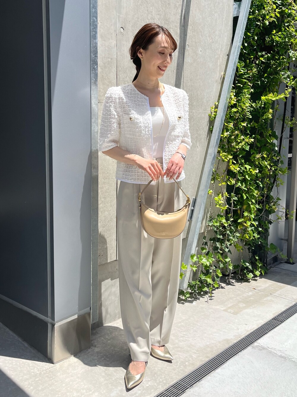 ホワイト系のノーカラージャケット、ベージュ系のその他パンツ、ベージュ系のショルダーバッグを着用したレディースの夏コーディネートの2枚目の写真