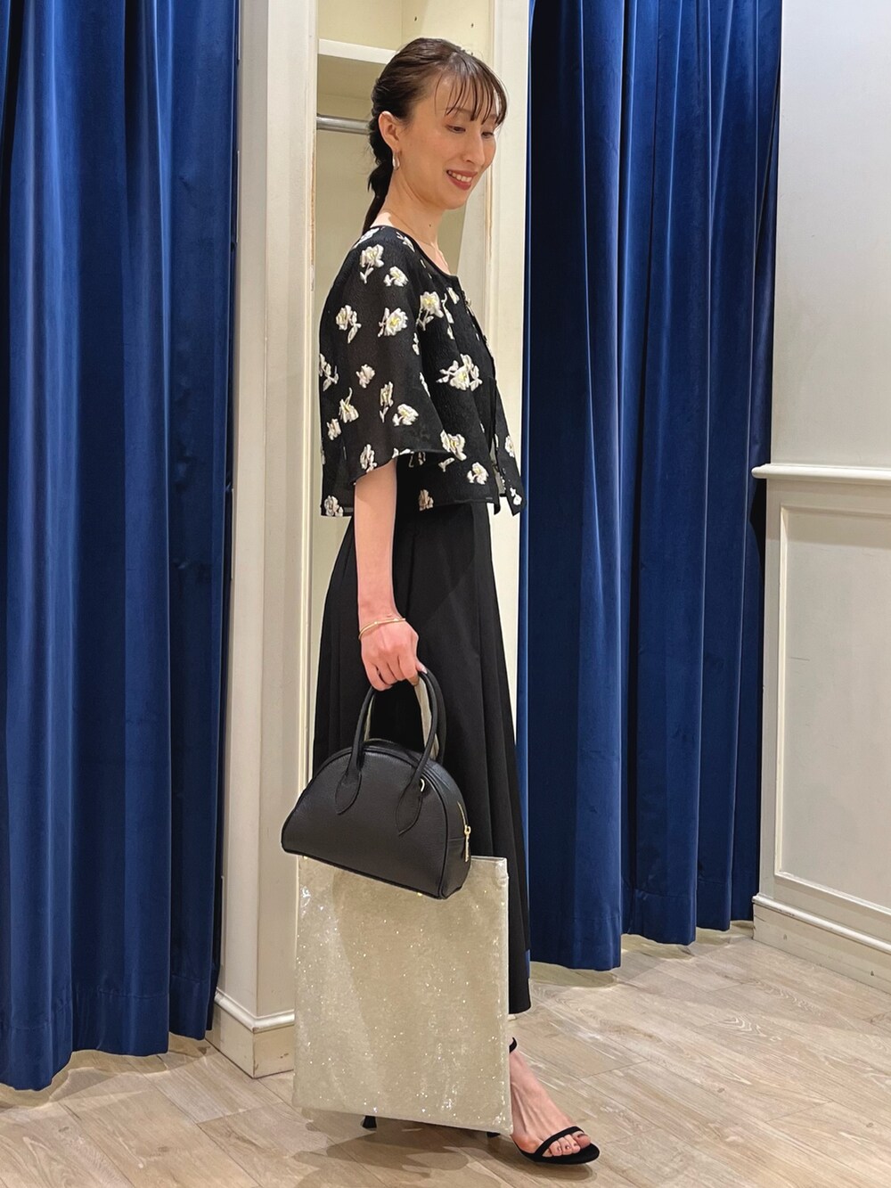 「モノトーン、シアートップス、大人かわいい、モノトーンコーデ、ブラウス、ボレロ、ブラック、ブラックコーデ、フレアスカート、スカート、キレイめ、ノーリーズ、ジャガード、フラワープリント、花柄」｜「NOLLEY’S Sophiの《セットアップ対応》ラメフラワージャガードブラウス（シャツ/ブラウス、ブラック系）」を使った、nol ikeoさん（骨格ウェーブ・レディース・160cm）の春コーディネートの9枚目の写真