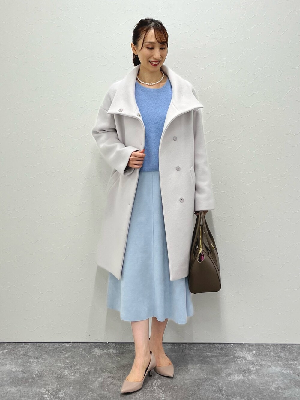 「冬アウター、淡色コーデ、冬コーデ、お出かけコーデ、ニット、大人かわいい、カラーコーデ、ショート丈トップス、ニットコーデ、フレアスカート、スカート、スエード、コート、スタンドカラーコート、ノーリーズ」|「NOLLEY’Sの【grace grace/グラスグラス】10K カットワイヤーフープ ピアス(ピアス(両耳用)、ゴールド系)」を使った、nol ikeoさん(レディース・160cm)の秋コーディネートの2枚目の写真