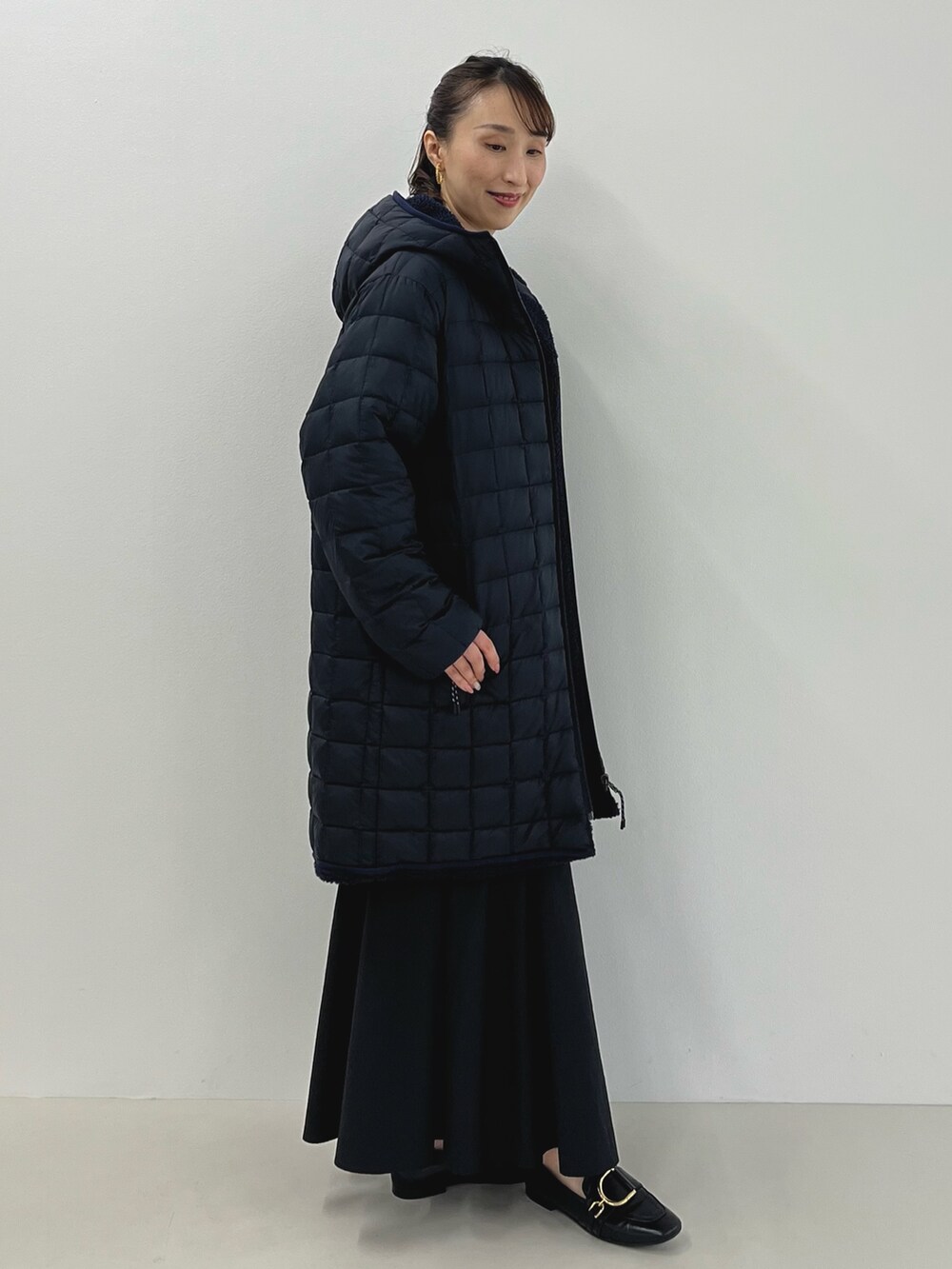 「ロングスカート、おでかけコーデ、秋冬コーデ、ロゴ、ロゴニット、ダウン、ボア、リバーシブル、きれいめカジュアル、大人カジュアル、TAION、アウター、ノーリーズ、スカート、マキシスカート」｜「TAIONの◇【WEB限定】【TAION/タイオン】別注ボア×ダウンフードコート(リバーシブル)（ダウンジャケット/コート、ブルー系）」を使った、nol ikeoさん（レディース・160cm）の秋コーディネートの9枚目の写真