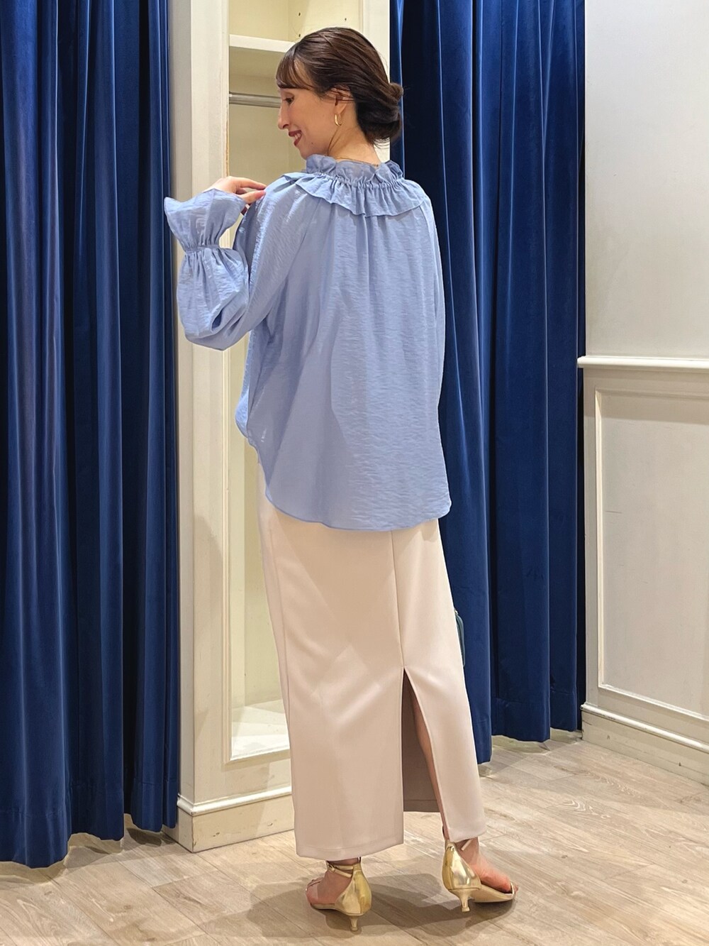 「きれいめカジュアル、フリル、リボン、フリルブラウス、ブラウス、スカート、タイトスカート、大人かわいい、サックスブルー、シルク、ネックレス、バッグ、ノーリーズ、ロングスカート、ブラウスコーデ」｜「NOLLEY’Sの【grace grace/グラスグラス】チェーンネックレス（ネックレス、ゴールド系）」を使った、nol ikeoさん（レディース・160cm）の夏コーディネートの10枚目の写真