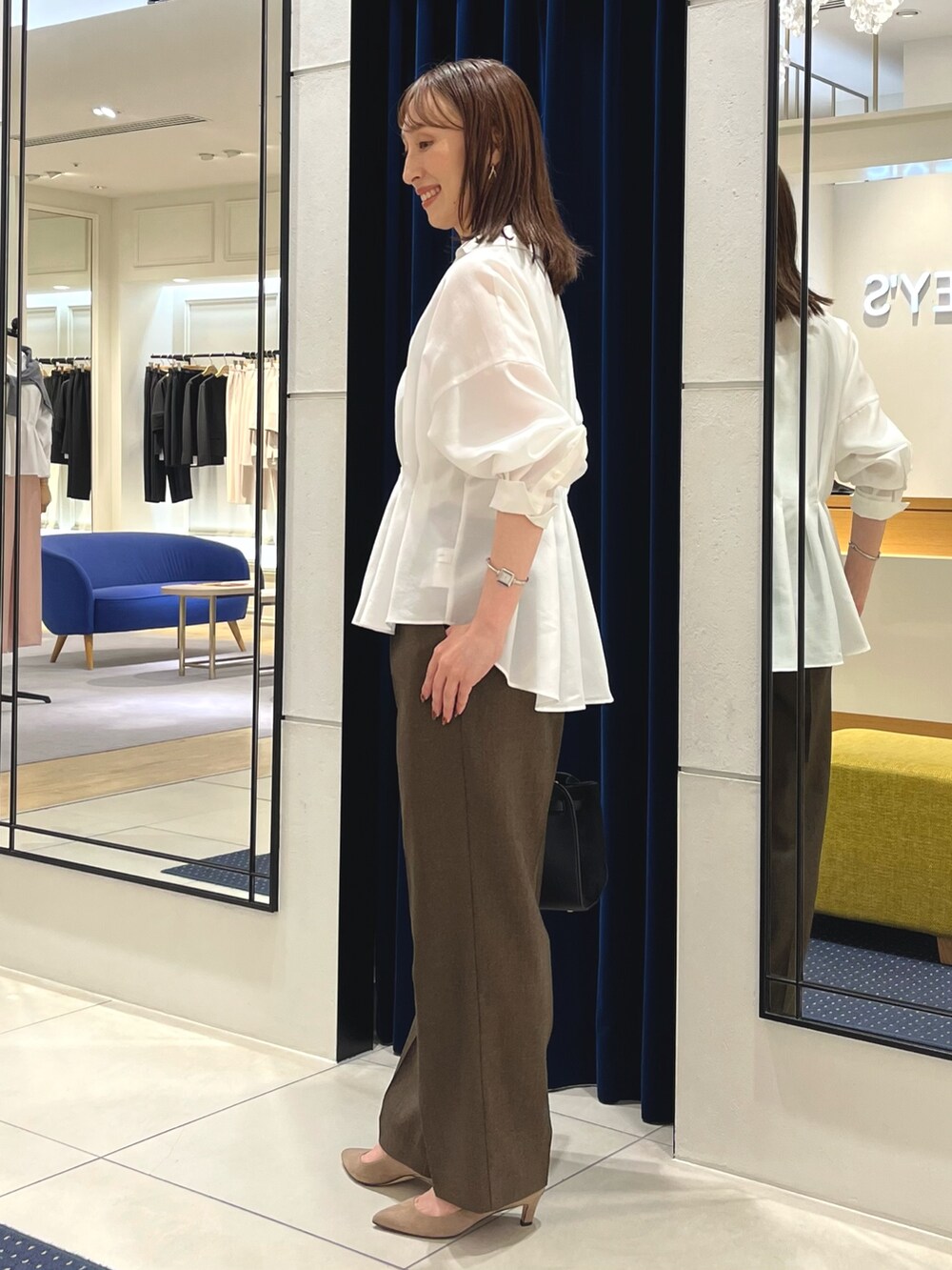 シルバー系のタンクトップ、ホワイト系のシャツ/ブラウス、ブラウン系のその他パンツを着用したレディースの秋コーディネートの8枚目の写真