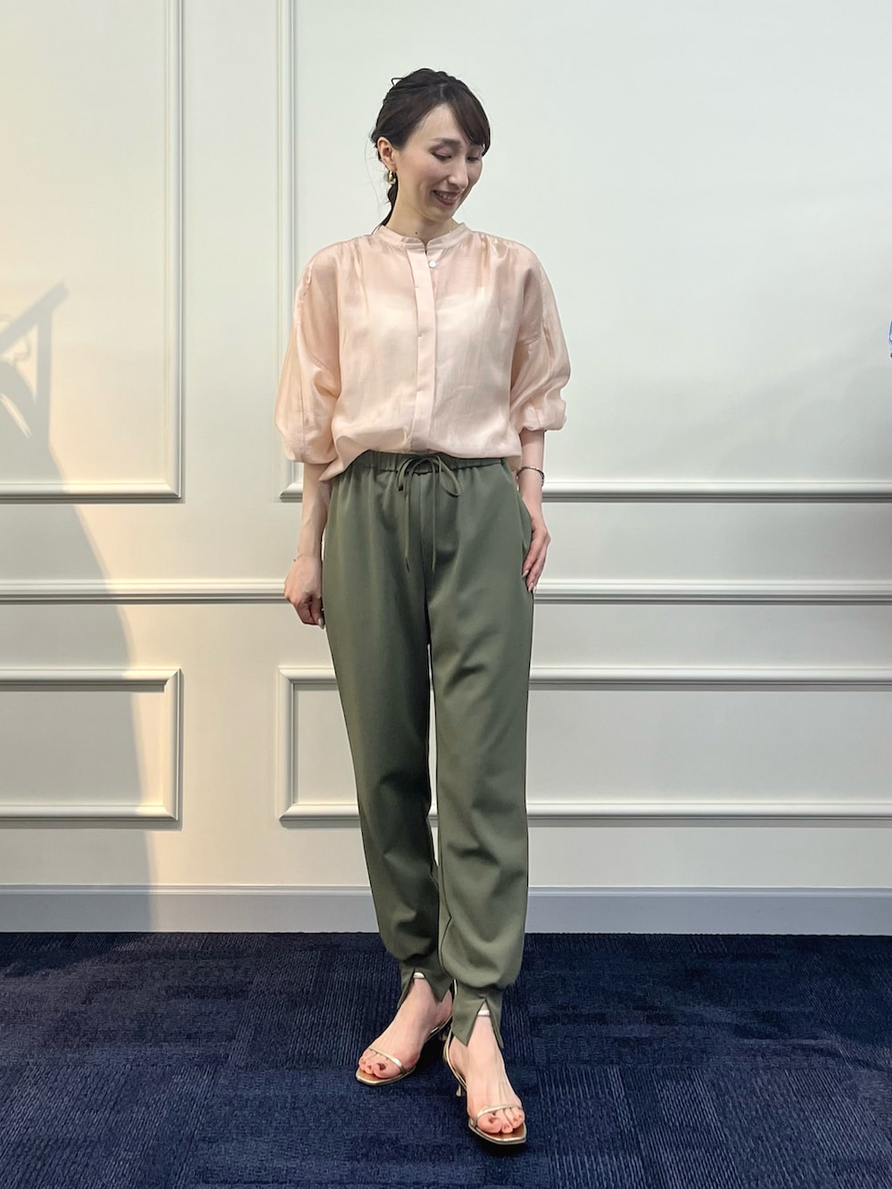 「パンツコーデ、スウェットパンツ、きれいめカジュアル、ジョガーパンツ、シアートップス、シアーシャツ、カーキ、ピンク、大人カジュアル、ノーリーズ、スリットパンツ、スリット、カーキパンツ、シャツスタイル、キレイめカジュアル」｜「NOLLEY’S Sophiのアジャスター付サテンスムースキャミソール（キャミソール、ホワイト系）」を使った、nol ikeoさん（レディース・160cm）の春コーディネートの2枚目の写真