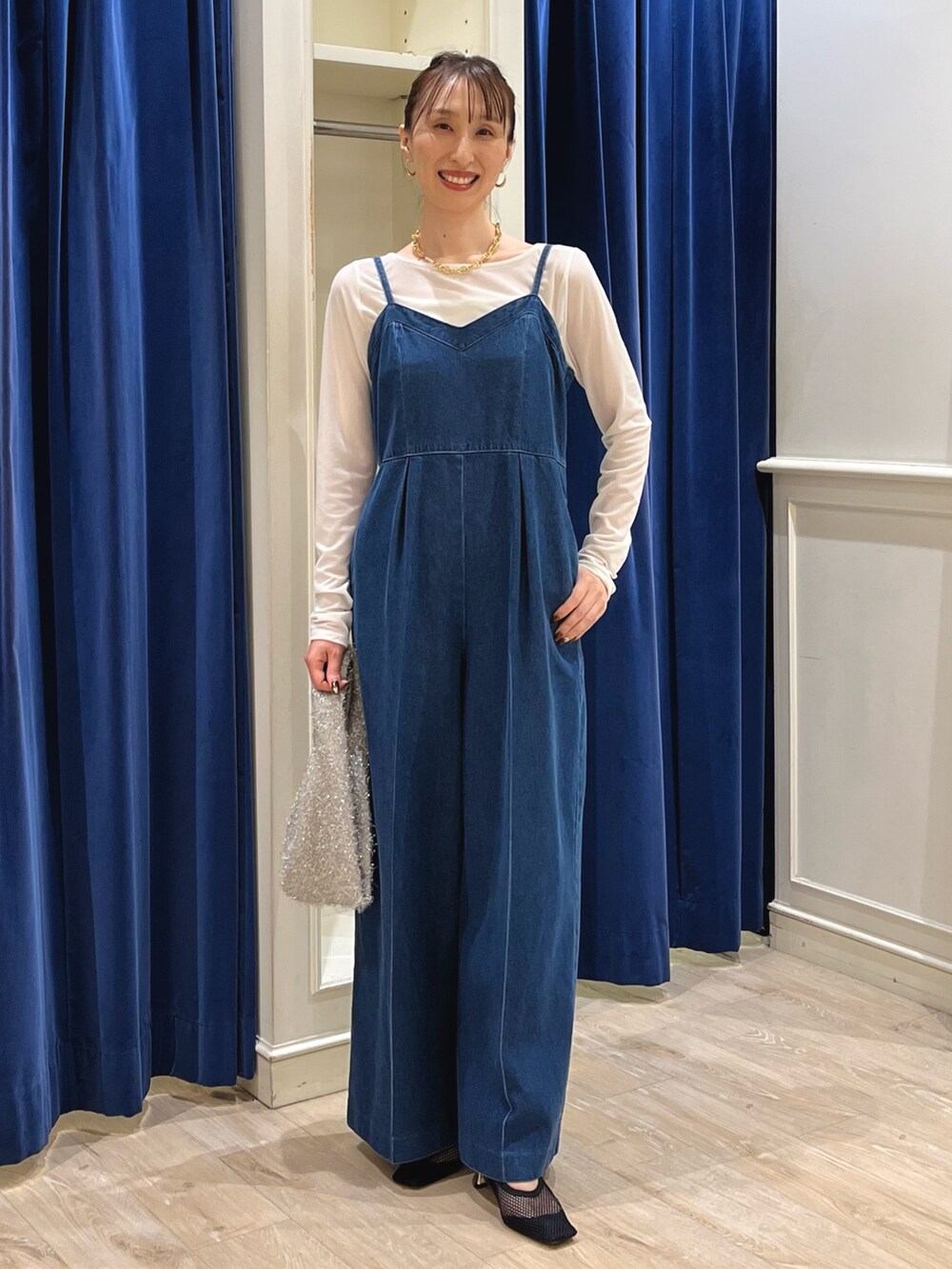「秋服準備はじめました、休日スタイル、シアートップス、オトナカジュアル、デニム、デニムコーデ、オールインワン、サロペット、デニムサロペット、デニムオールインワン、ベロア、ワイドパンツ、デニムパンツ、きれいめカジュアル、ノーリーズ」|「NOLLEY’Sのアンカーチェーンインパールネックレス(ネックレス、ゴールド系)」を使った、nol ikeoさん(レディース・160cm)の秋コーディネートの2枚目の写真