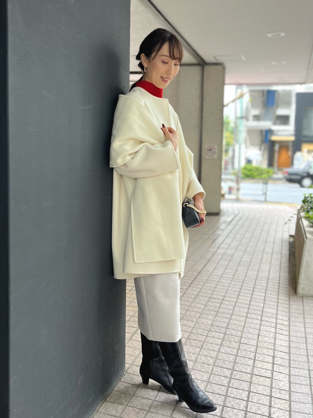 「新星WEARISTAにエントリー、冬アウター、クリスマスに着たい服、マイベストコーデ2023、赤、お出かけコーデ、コート、ブーツ、ノーカラーコート、タイトスカート、ノーリーズ、赤ニット、ハイネック、冬コーデ、ストール」｜「LAURA DI MAGGIOの【LAURA DI MAGGIO/ ラウラディマッジョ】チェーン付き3wayショルダーバッグ（ショルダーバッグ、ブルー系）」を使った、nol ikeoさん（レディース・160cm）の冬コーディネートの6枚目の写真