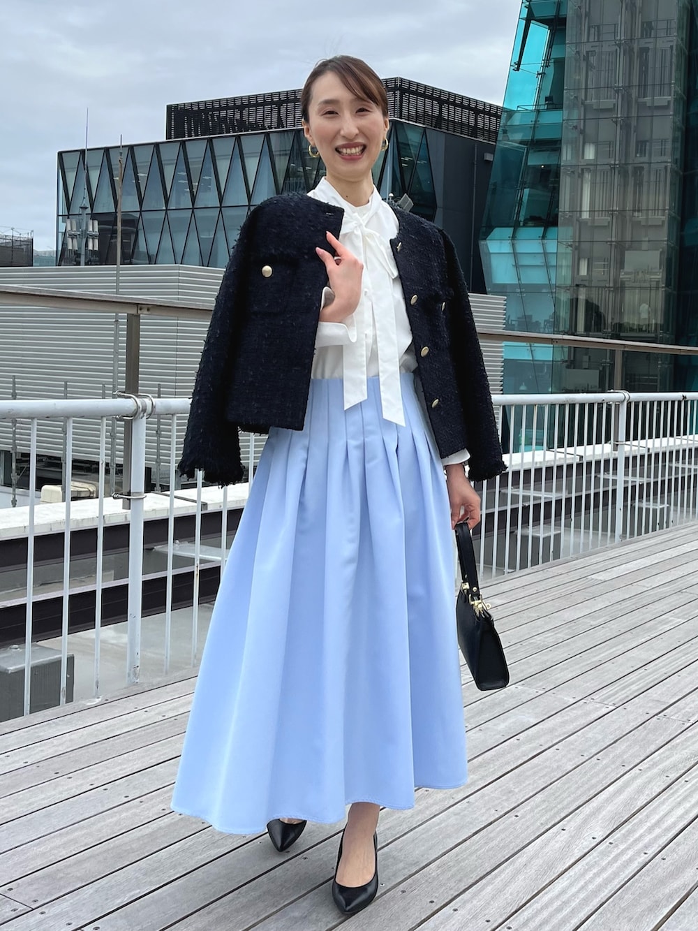 ホワイト系のシャツ/ブラウス、ブルー系のノーカラージャケット、ブルー系のスカートを着用したレディースの冬コーディネートの3枚目の写真