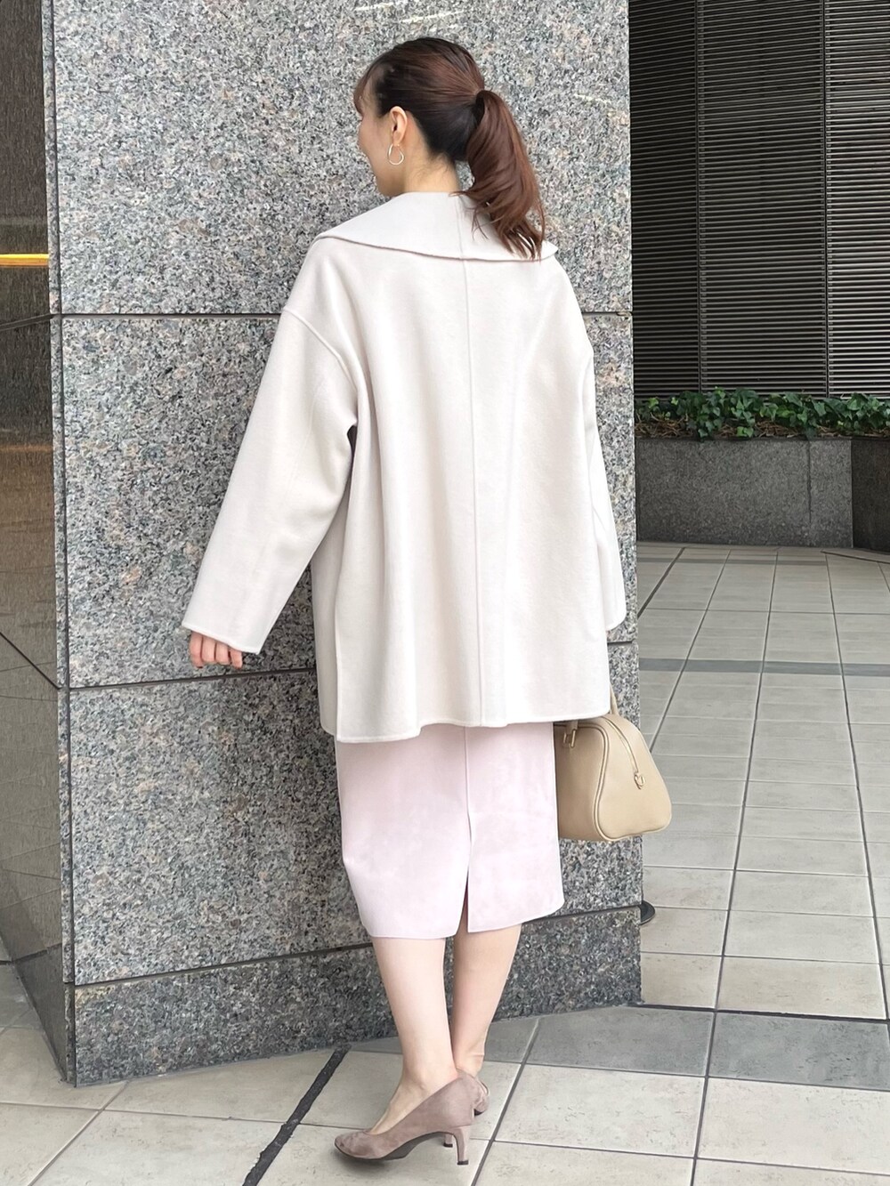 「ニット、淡色コーデ、冬コーデ、お出かけコーデ、冬アウター、ニットコーデ、大人かわいい、ピンク、リバーコート、ハーフコート、ショールカラー、タイトスカート、スカート、キレイめ、ノーリーズ」|「NOLLEY’Sのチョーカー2wayネックレス(ネックレス、ゴールド系)」を使った、nol ikeoさん(レディース・160cm)の秋コーディネートの9枚目の写真