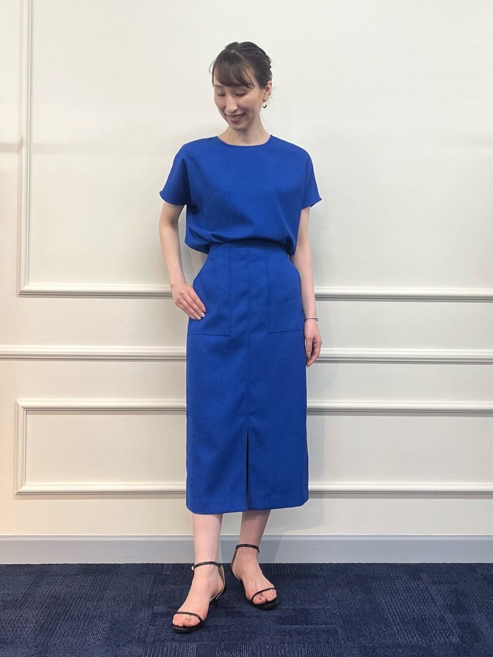 ブルー系のシャツ/ブラウス、ブルー系のスカート、ブラック系のサンダルを着用したレディースの春コーディネートの3枚目の写真