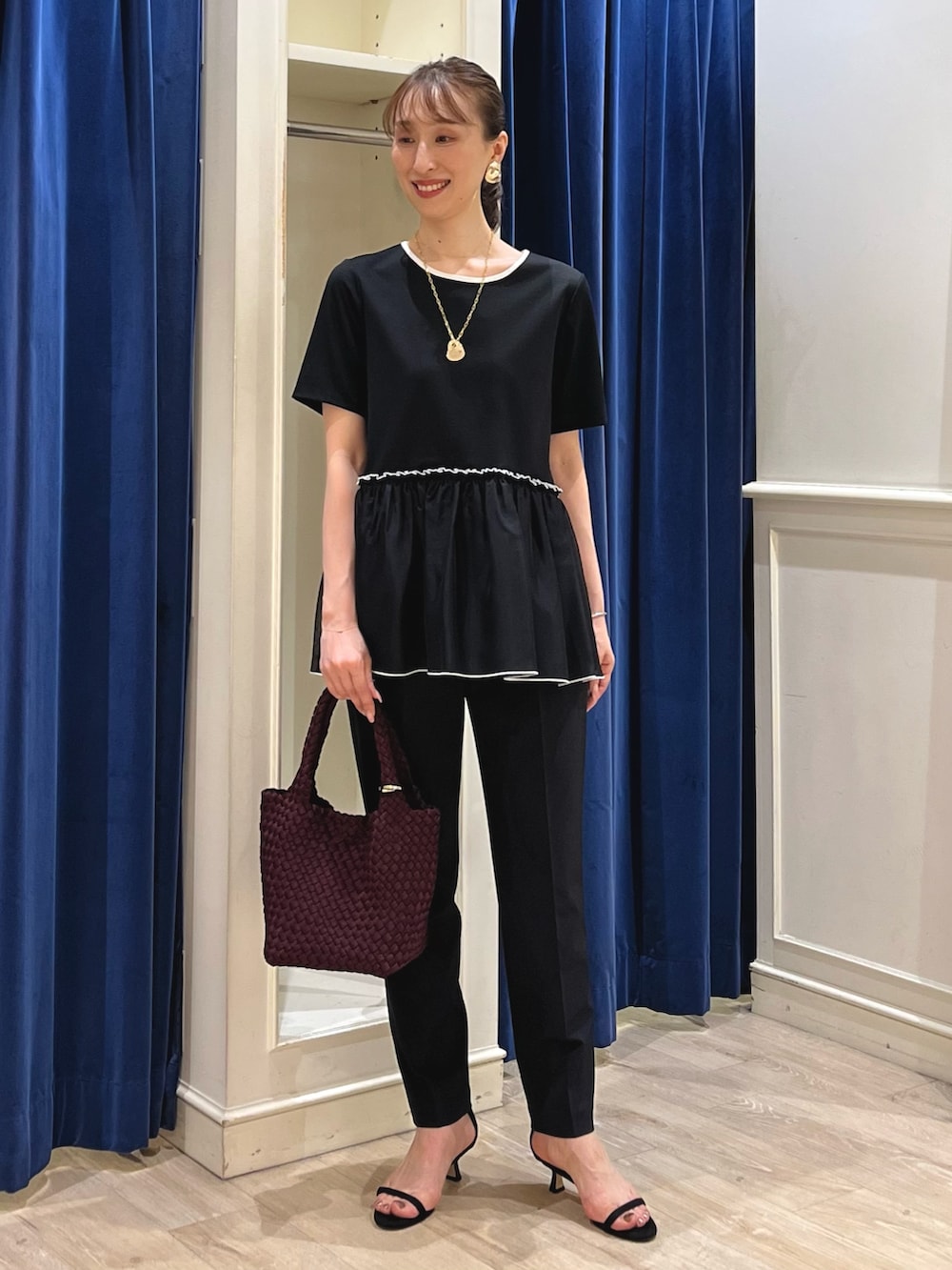 「夏ルックで気分アップ、きれいめカジュアル、ブラックコーデ、モノトーン、大人かわいい、ぺプラムトップス、オールブラック、モノトーンコーデ、パンツスタイル、テーパードパンツ、ノーリーズ、カットソー、メッシュバッグ、ブラック、黒」|「NOLLEY’Sの【grace grace/グラスグラス】ピアット イヤリング(イヤリング、ゴールド系)」を使った、nol ikeoさん(骨格ウェーブ・レディース・160cm)の夏コーディネートの8枚目の写真