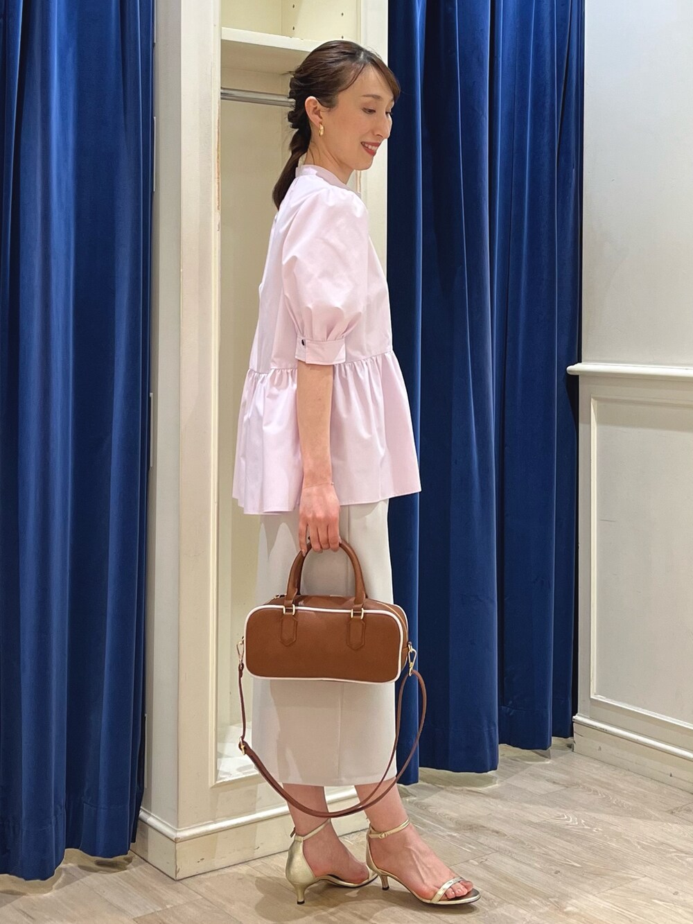 「セットアップ、大人可愛い、スカートコーデ、ぺプラムトップス、ぺプラム、ラベンダー、タイトスカート、スカート、スカートスタイル、ノーリーズ、ブラウス、春コーデ、春夏コーデ、きれいめカジュアル、キレイめ」|「grace grace のニュアンスG型イヤリング(イヤリング、ゴールド系)」を使った、nol ikeoさん(骨格ウェーブ・レディース・160cm)の春コーディネートの9枚目の写真