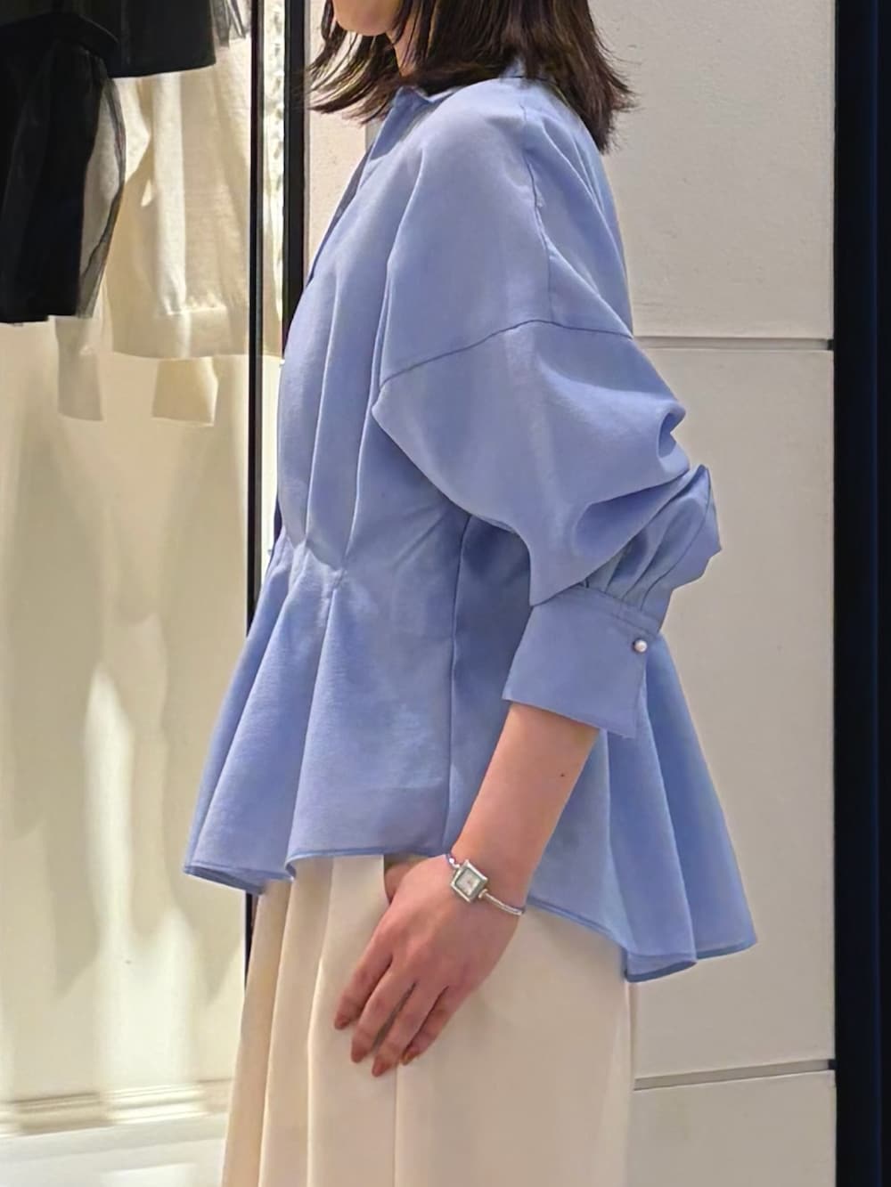 ブルー系のシャツ/ブラウス、グレー系のタンクトップ、ホワイト系のその他パンツを着用したレディースの冬コーディネートの4枚目の写真