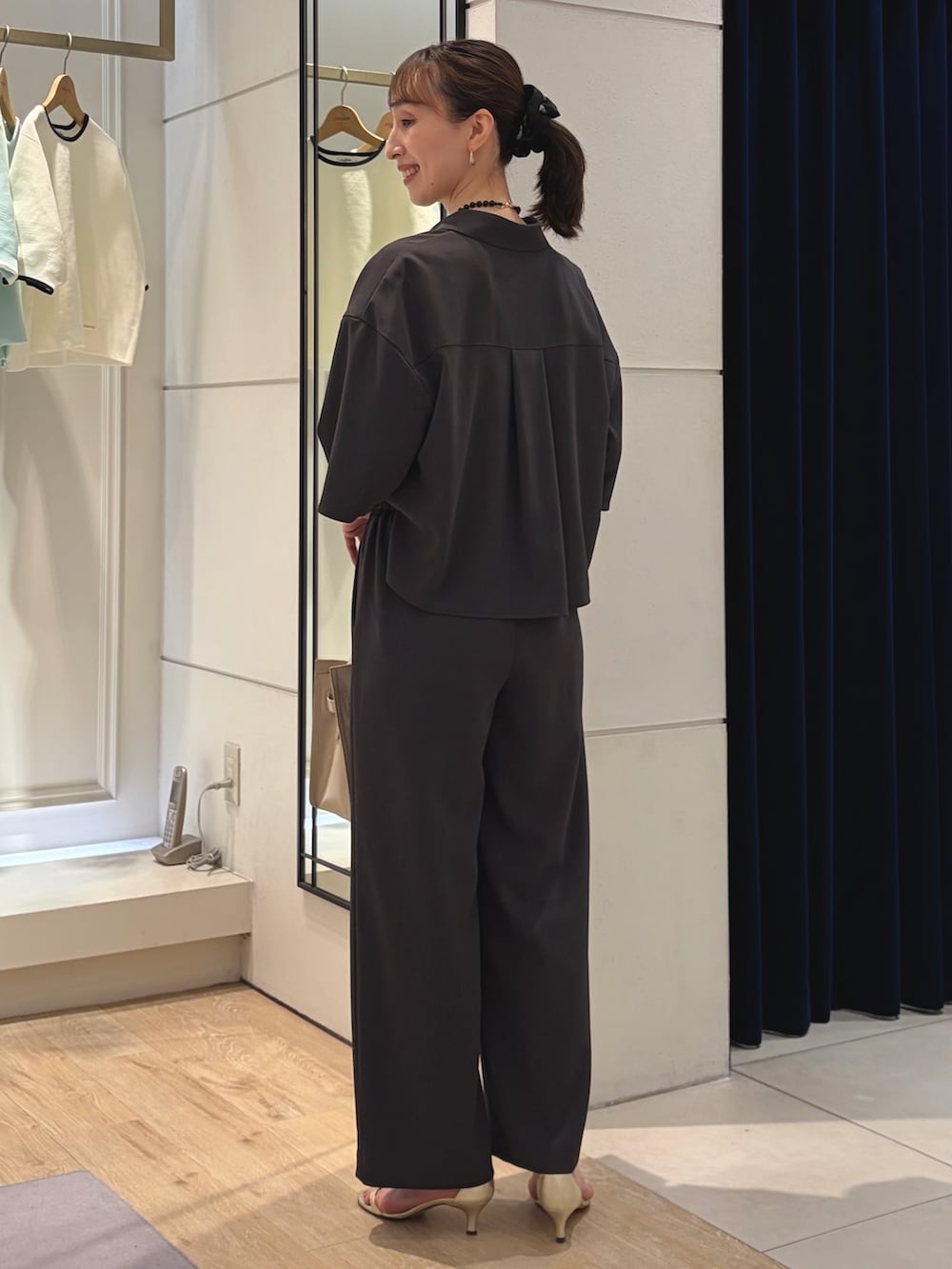 グレー系のシャツ/ブラウス、グレー系のその他パンツ、ベージュ系のトートバッグを着用したレディースの春コーディネートの3枚目の写真