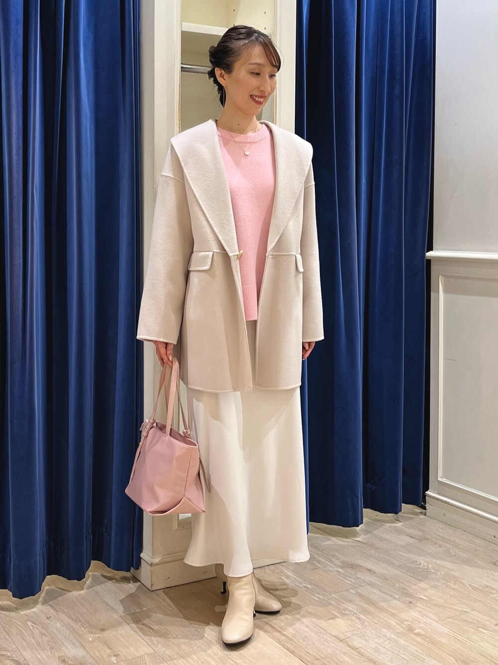 「冬コーデ、マイベストコーデ2024、冬、大人可愛い、ピンク、ピンクコーデ、ショールカラー、ナロースカート、ロングスカート、スカートコーデ、スカート、ニット、ノーリーズ、セーター、きれいめカジュアル」|「NOLLEY’Sの【grace grace/グラスグラス】10K ペタルチェーンピアス(ピアス(両耳用)、ゴールド系)」を使った、nol ikeoさん(骨格ウェーブ・レディース・160cm)の冬コーディネートの2枚目の写真