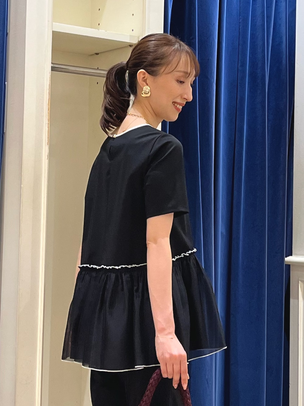 「夏ルックで気分アップ、きれいめカジュアル、ブラックコーデ、モノトーン、大人かわいい、ぺプラムトップス、オールブラック、モノトーンコーデ、パンツスタイル、テーパードパンツ、ノーリーズ、カットソー、メッシュバッグ、ブラック、黒」|「NOLLEY’Sの【grace grace/グラスグラス】ピアット イヤリング(イヤリング、ゴールド系)」を使った、nol ikeoさん(骨格ウェーブ・レディース・160cm)の夏コーディネートの7枚目の写真