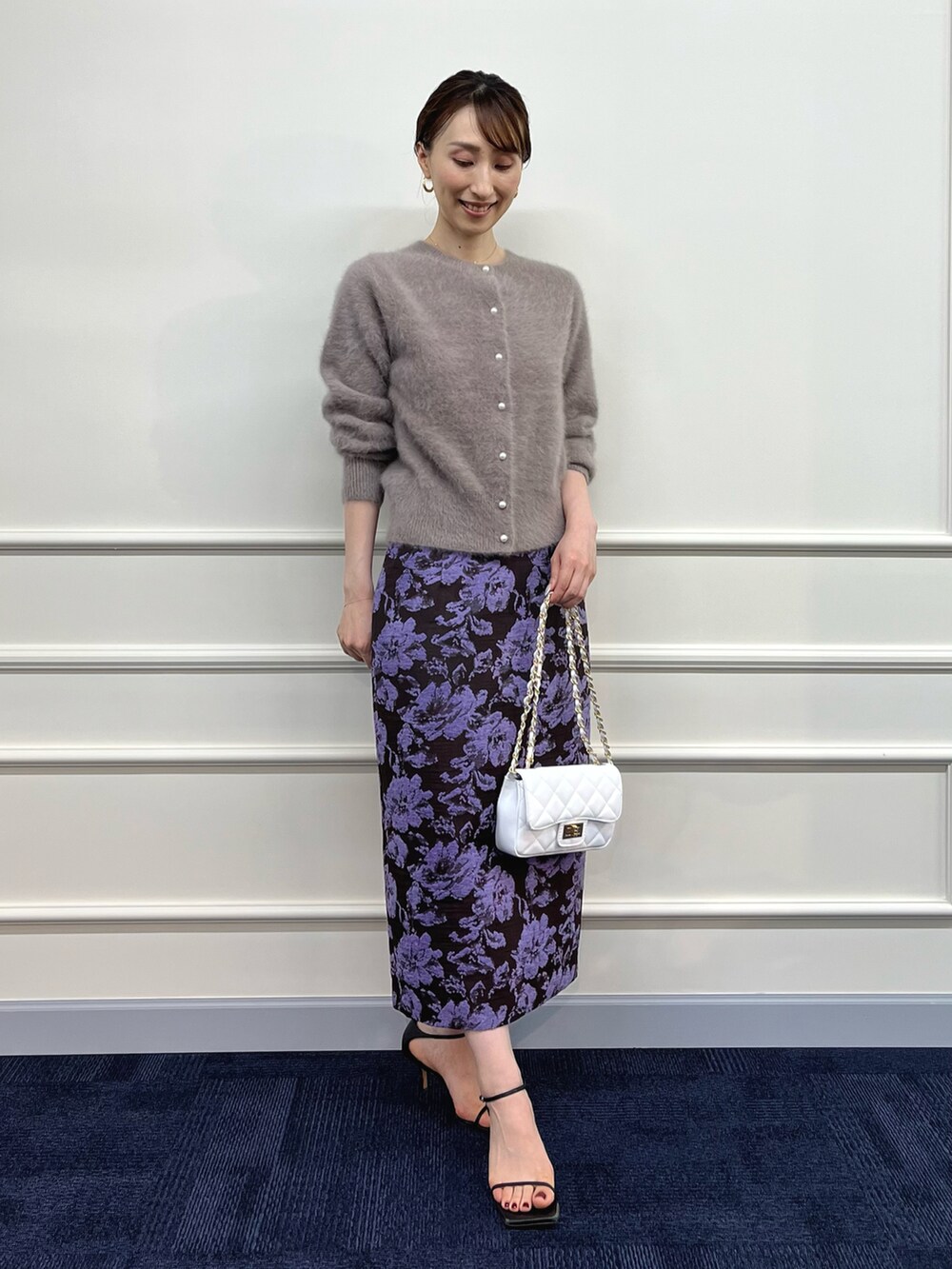 「スカート、大人かわいい、タイトスカート、パールボタン、カーディガン、ニット、フラワープリント、ジャガード、花柄、花柄スカート、ふわふわ、ニットカーディガン、ノーリーズ、ブラウン、パープル」｜「NOLLEY’S Sophiのヘアリーラメクルーネックカーディガン（カーディガン/ボレロ、ブラウン系）」を使った、nol ikeoさん（レディース・160cm）の夏コーディネートの2枚目の写真