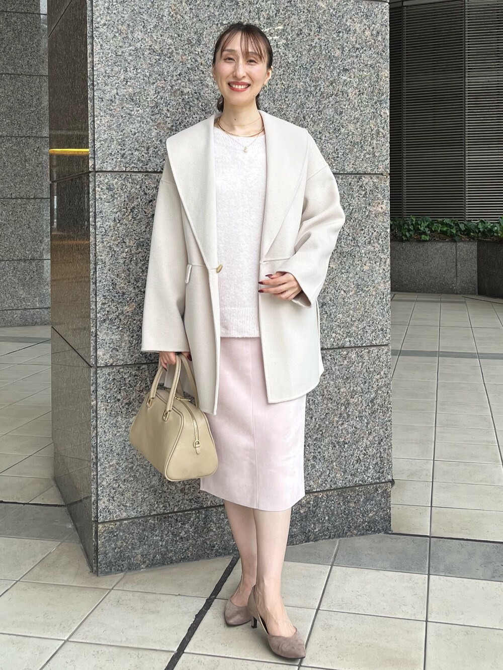 「ニット、淡色コーデ、冬コーデ、お出かけコーデ、冬アウター、ニットコーデ、大人かわいい、ピンク、リバーコート、ハーフコート、ショールカラー、タイトスカート、スカート、キレイめ、ノーリーズ」|「NOLLEY’Sのチョーカー2wayネックレス(ネックレス、ゴールド系)」を使った、nol ikeoさん(レディース・160cm)の秋コーディネートの2枚目の写真