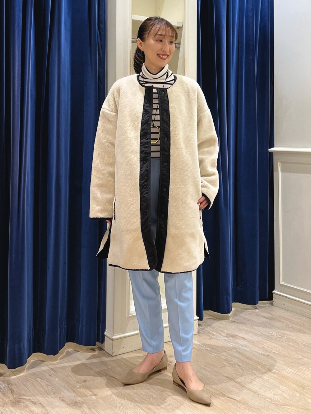 「冬コーデ、きれいめカジュアル、オトナカジュアル、タイオン、TAION、リバーシブル、ボア、ダウン、冬アウター、カジュアル、ボーダー、テーパードパンツ、カラーパンツ、ノーリーズ、アウター」｜「NOLLEY’Sの【grace grace/グラスグラス】10K ペタルチェーンピアス（ピアス（両耳用）、ゴールド系）」を使った、nol ikeoさん（レディース・160cm）の冬コーディネートの3枚目の写真