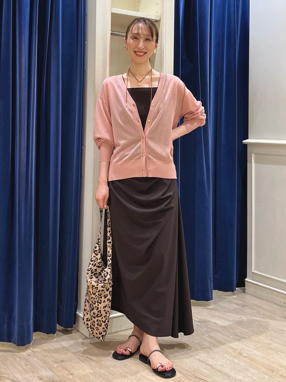 「シアートップス、きれいめカジュアル、夏コーデ、サンダル、秋服準備はじめました、ブラウン、ブラウンコーデ、カーディガン、カーディガンコーデ、ノーリーズ、シアーニット、ロングスカート、スカートスタイル、スカート、ピンク」|「NOLLEY’Sのニュアンスプレートイヤリング(イヤリング、ゴールド系)」を使った、nol ikeoさん(骨格ウェーブ・レディース・160cm)の夏コーディネートの2枚目の写真