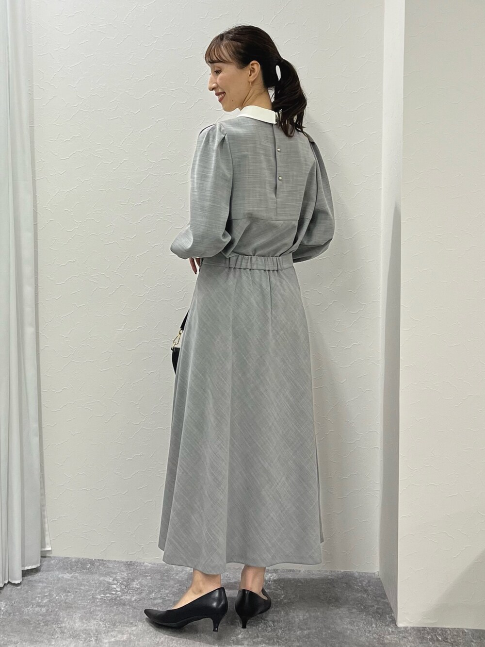 「オトナ女子、セレモニー、グレー、襟付きトップス、白襟、セットアップ、セットアップスタイル、フレアスカート、スカート、スカートスタイル、キレイめ、きれいめ、ブラウス、ノーリーズ、オフィスカジュアル」｜「NOLLEY’Sの【grace grace/グラスグラス】10K カットワイヤーフープ ピアス（ピアス（両耳用）、ゴールド系）」を使った、nol ikeoさん（骨格ウェーブ・レディース・160cm）の冬コーディネートの10枚目の写真