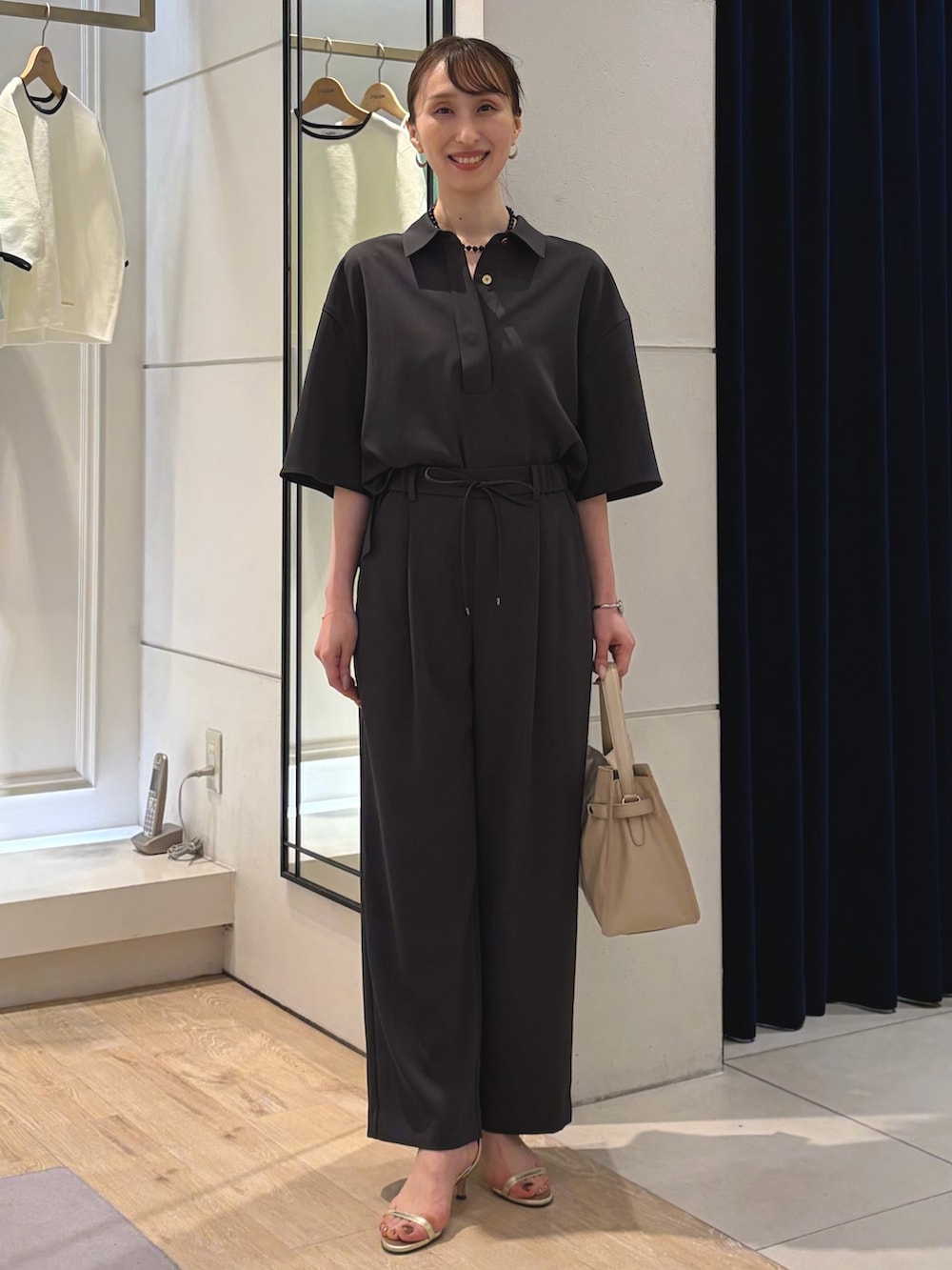 グレー系のシャツ/ブラウス、グレー系のその他パンツ、ベージュ系のトートバッグを着用したレディースの春コーディネートの7枚目の写真