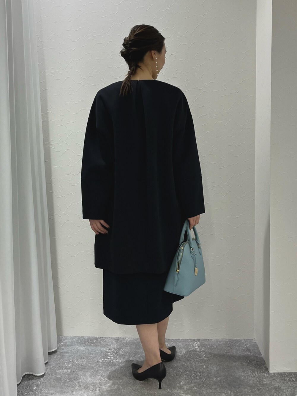 「ワンピース、春アウター、ダンボール素材、ノーカラーコート、ノーカラー、オケージョン、セレモニー、オケージョンスタイル、キレイめ、きちんとスタイル、オトナ女子、ノーリーズ、ベルト、半袖ワンピース、ネイビー」|「NOLLEY’S Sophiの淡水レンパールピアス(ピアス(両耳用)、ホワイト系)」を使った、nol ikeoさん(レディース・160cm)の冬コーディネートの5枚目の写真