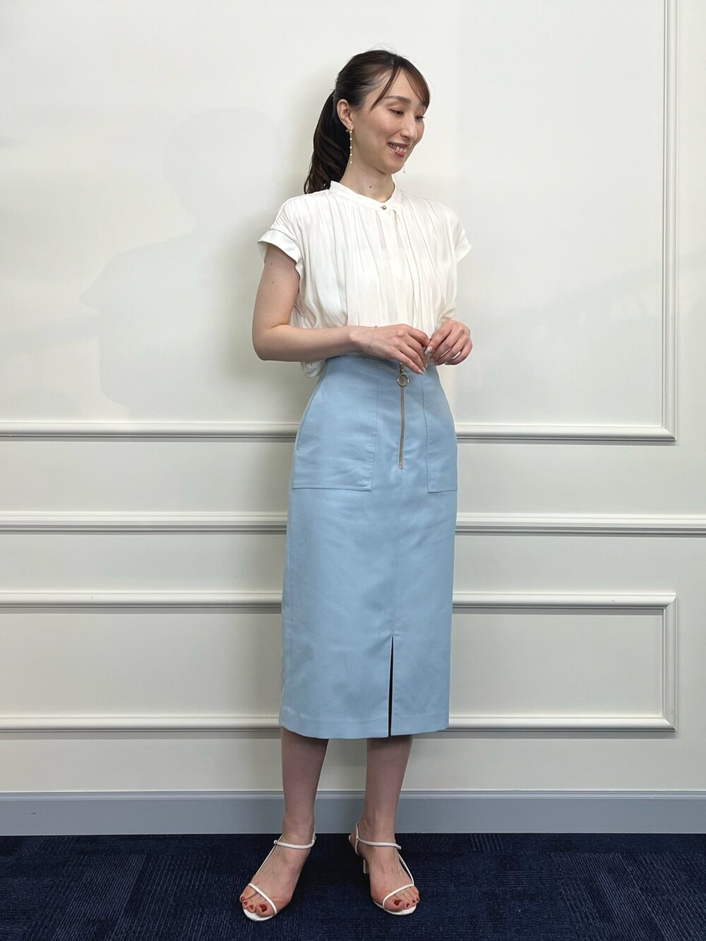 ホワイト系のシャツ/ブラウス、ブルー系のスカート、ホワイト系のサンダルを着用したレディースの夏コーディネートの6枚目の写真