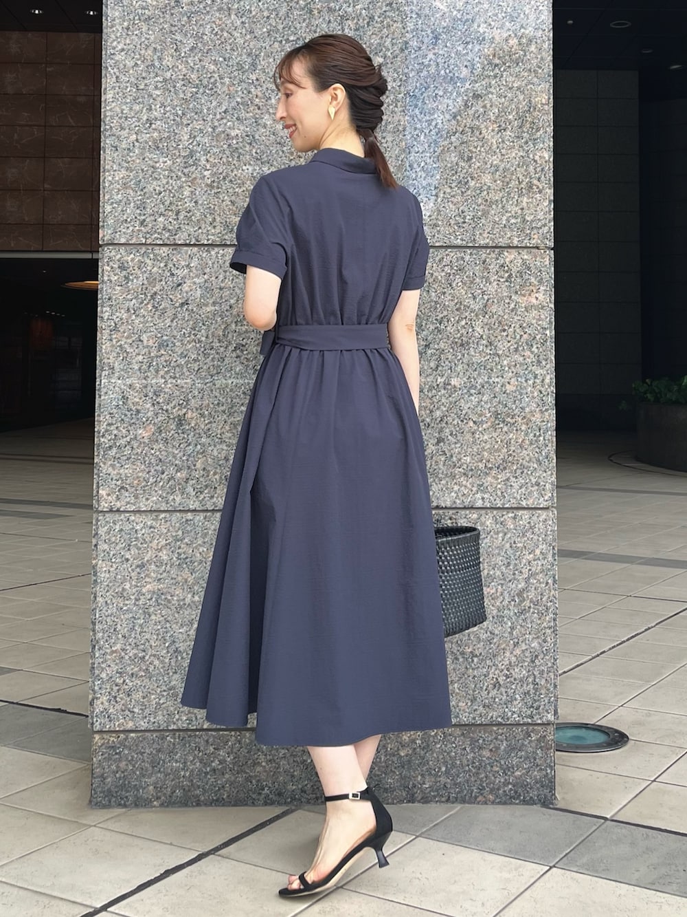 「ワンピース、きれいめカジュアル、夏コーデ、大人女子、大人コーデ、ワンピーススタイル、ワンピースコーデ、シャツワンピ、シャツワンピース、ネイビー、キレイめ、ノーリーズ、ワントーン、ワントーンコーデ、夏」｜「NOLLEY’Sの【grace grace/グラスグラス】ハート ピアス（ピアス（両耳用）、ゴールド系）」を使った、nol ikeoさん（骨格ウェーブ・レディース・160cm）の夏コーディネートの7枚目の写真