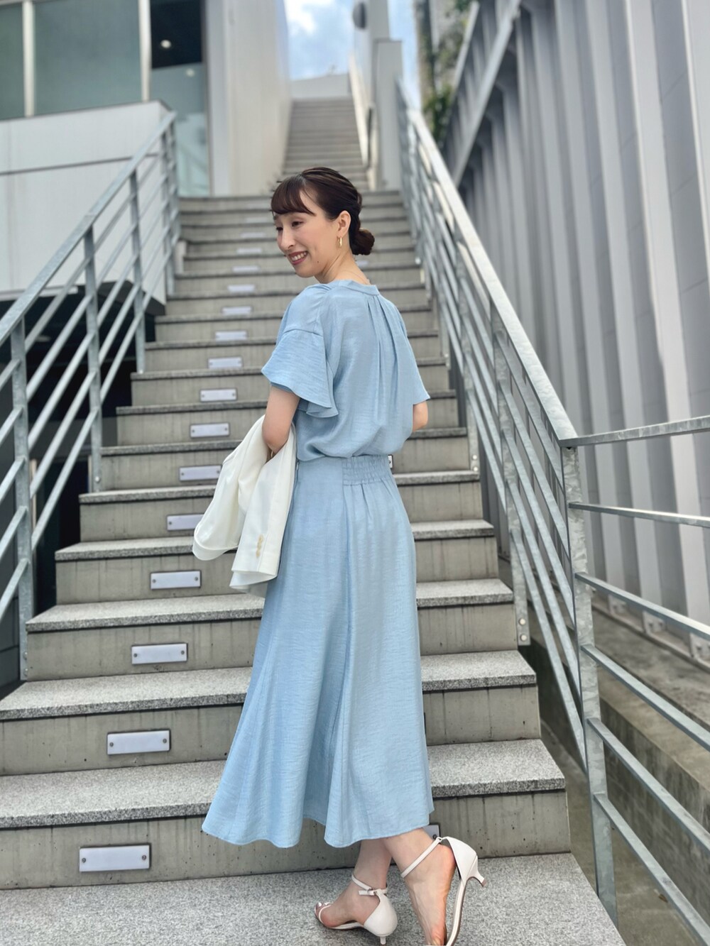 「ショップスタッフの好印象コーデ、ショップスタッフの推しトップス、春カラー、初夏コーデ、ブラウス、セットアップ、セットアップスタイル、フレアスカート、スカート、サックスブルー、水色、ノーリーズ、キレイめ、爽やかコーデ、フェミニン」|「NOLLEY’Sの◇【WEB限定】ジュピターフレアースリーブギャザーブラウス(シャツ/ブラウス、ブルー系)」を使った、nol ikeoさん(レディース・160cm)の春コーディネートの5枚目の写真