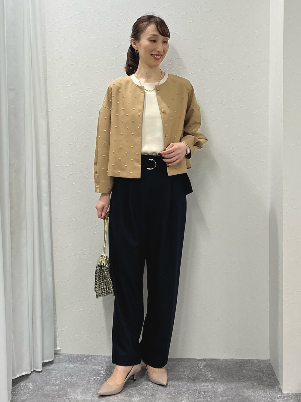 「きれいめカジュアル、キレイめ、ドット、ジャガード、ブルゾン、羽織り、ワイドパンツ、ベルト、大人カジュアル、キャメル、ネイビー、パンツスタイル、ブラウス、ノーリーズ、ノーカラージャケット」|「NOLLEY’Sの【grace grace/グラスグラス】10K カットワイヤーフープ ピアス(ピアス(両耳用)、ゴールド系)」を使った、nol ikeoさん(レディース・160cm)の秋コーディネートの2枚目の写真