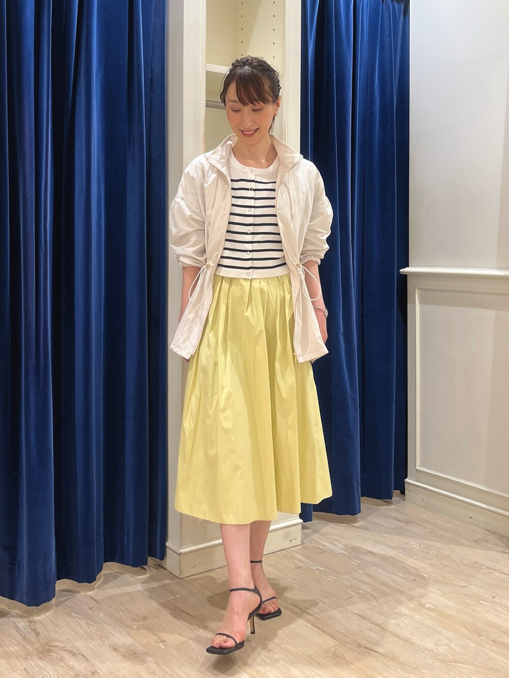「春コーデ、オトナカジュアル、パステル映える春、イエロー、パステルカラー、マウンテンパーカー、春ニット、フーディー、ブルゾン、ボーダー、マンパ、タフタスカート、リバーシブル、フレアスカート、ノーリーズ」｜「NOLLEY’Sの◇【WEB限定】ボーダーショートカーディガン（カーディガン/ボレロ、ホワイト系）」を使った、nol ikeoさん（レディース・160cm）の春コーディネートの2枚目の写真
