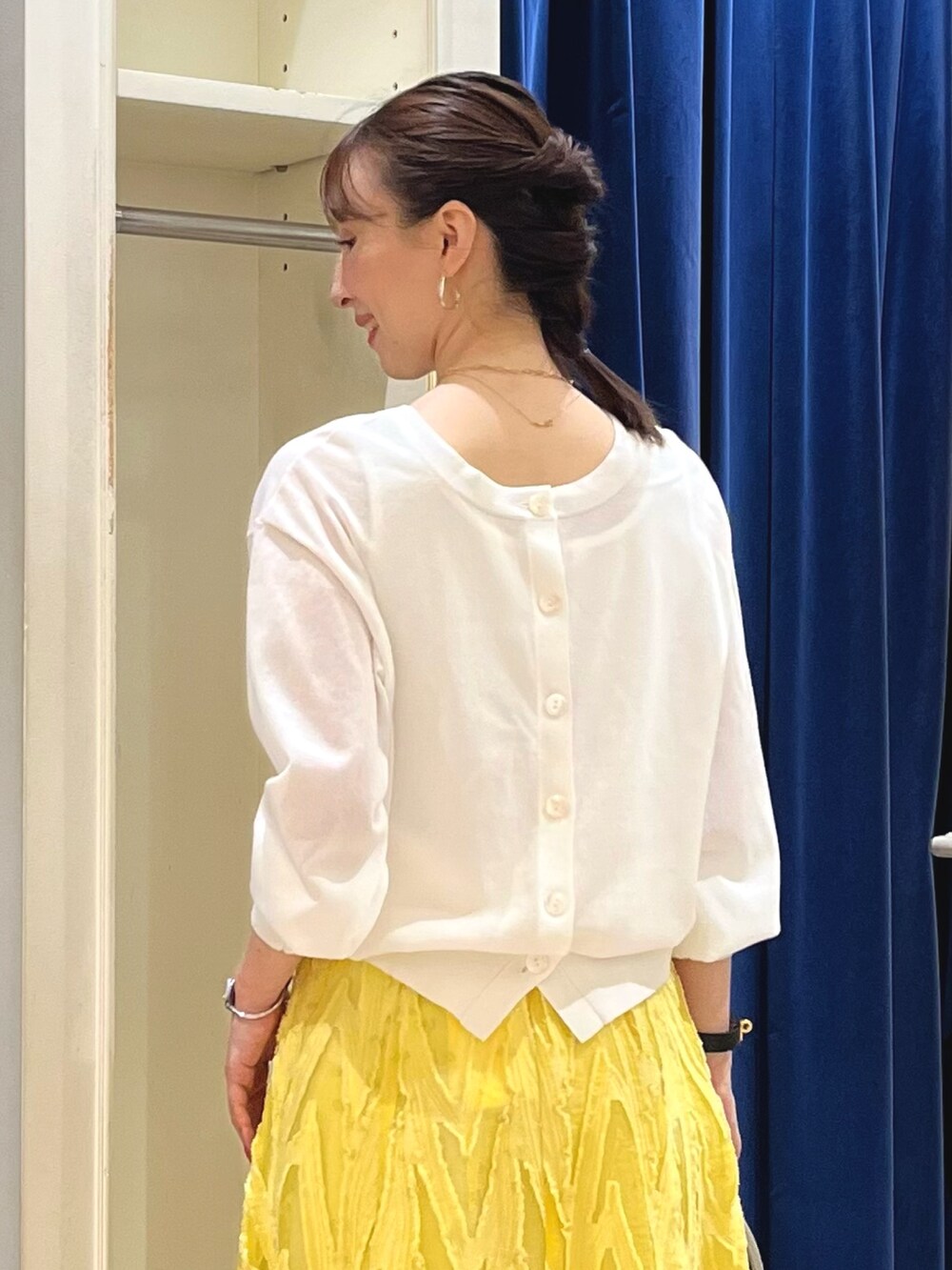 「春色、春めき満開コーデ、春コーデ、お出かけコーデ、シアートップス、春服、キレイめカジュアル、カラーコーデ、大人かわいい、フレアスカート、スカート、スカートスタイル、ノーリーズ、イエロー、ニット」|「NOLLEY’S Sophiの《手洗い可能》綿混シアー2WAYニット(ニット/セーター、ホワイト系)」を使った、nol ikeoさん(骨格ウェーブ・レディース・160cm)の春コーディネートの3枚目の写真