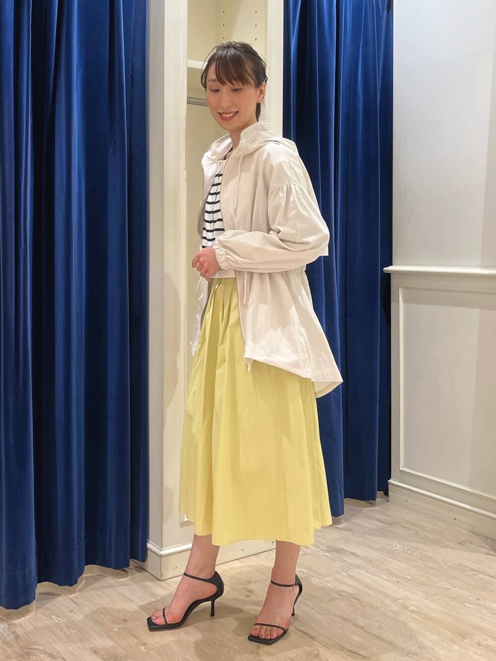「春コーデ、オトナカジュアル、パステル映える春、イエロー、パステルカラー、マウンテンパーカー、春ニット、フーディー、ブルゾン、ボーダー、マンパ、タフタスカート、リバーシブル、フレアスカート、ノーリーズ」｜「NOLLEY’Sの◇【WEB限定】ボーダーショートカーディガン（カーディガン/ボレロ、ホワイト系）」を使った、nol ikeoさん（レディース・160cm）の春コーディネートの4枚目の写真