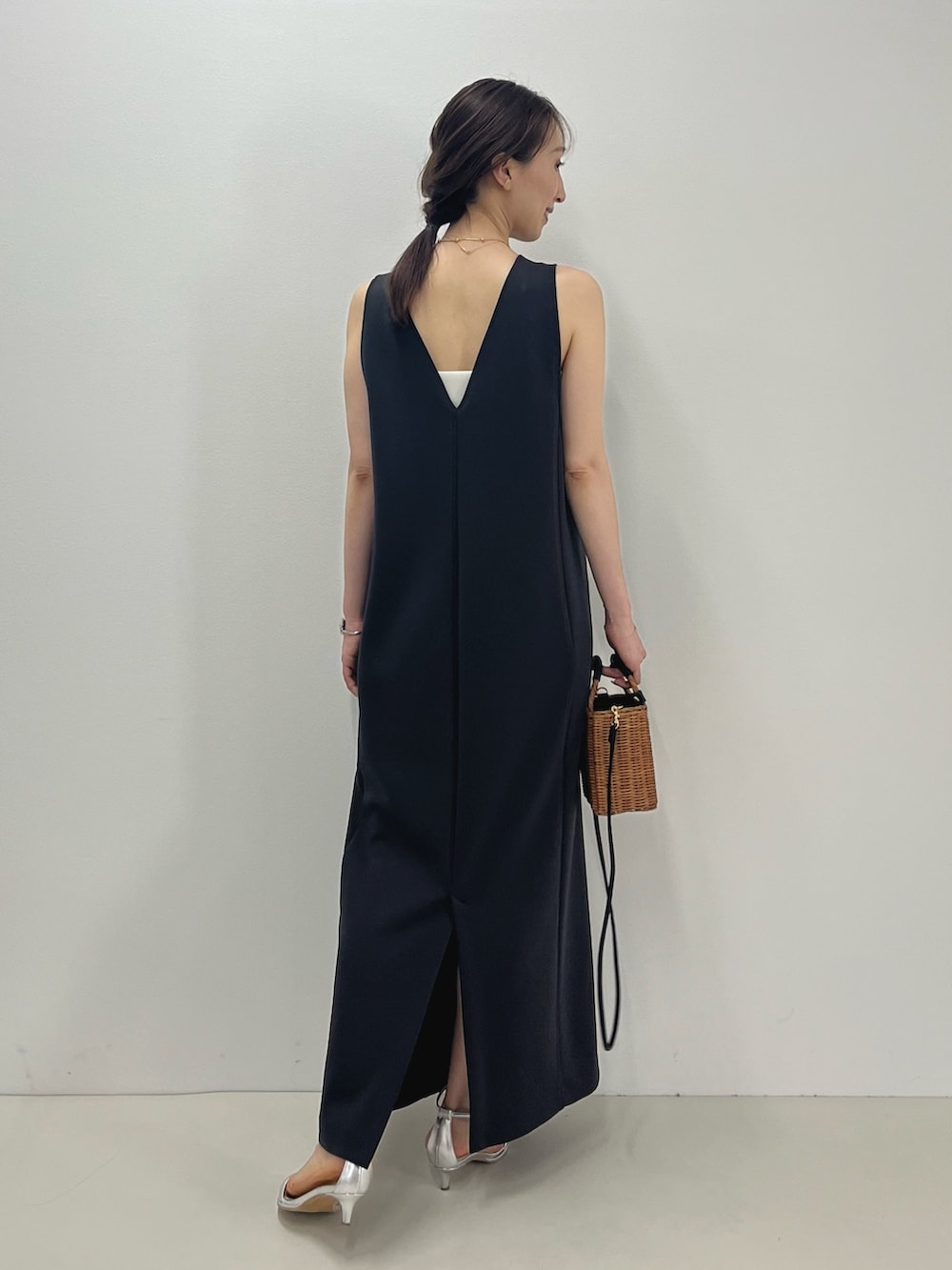 グレー系のワンピース、イエロー系のかごバッグ、シルバー系のサンダルを着用したレディースの春コーディネートの10枚目の写真