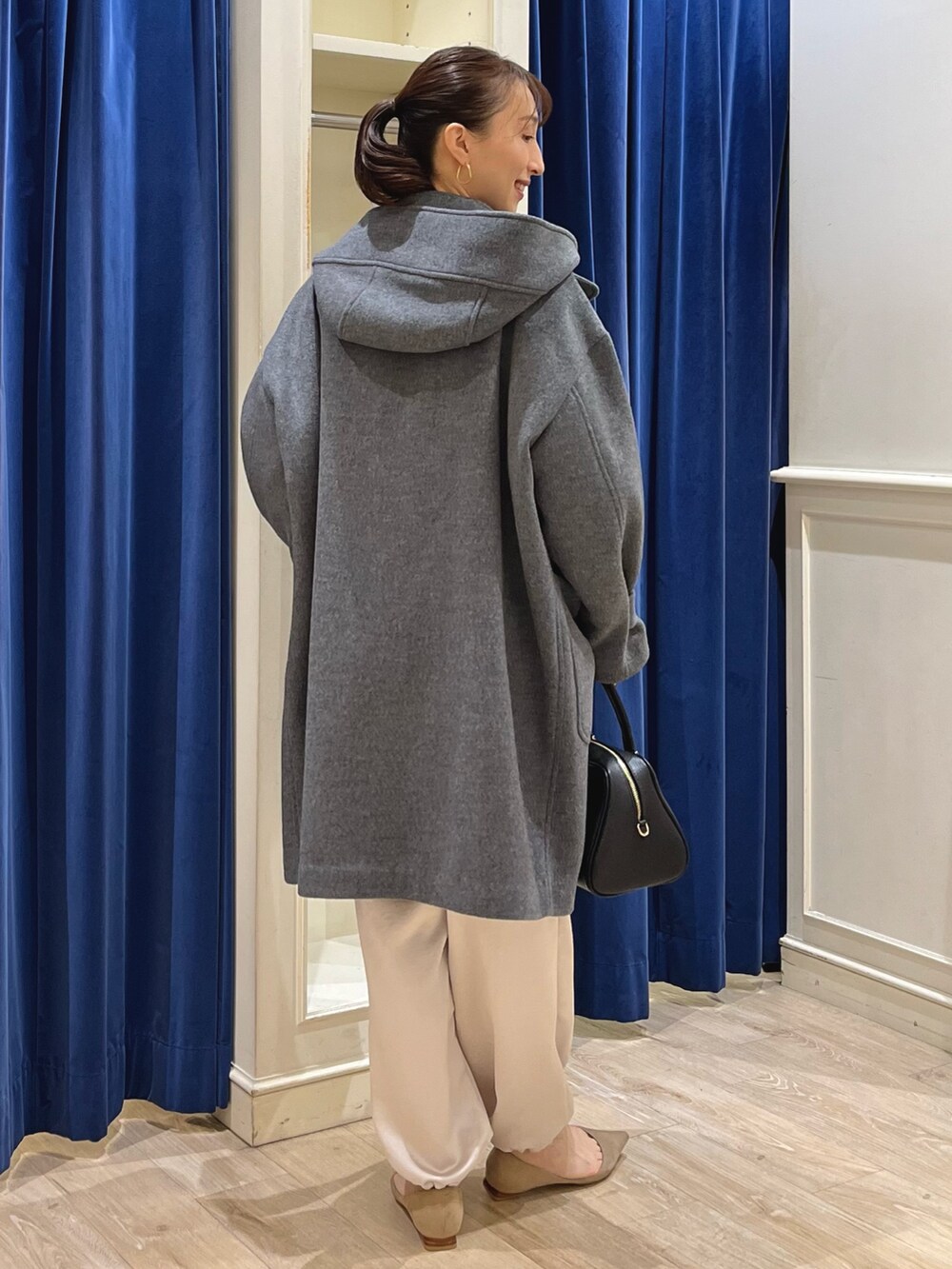 「休日スタイル、きれいめカジュアル、お出かけコーデ、冬アウター、デニム、パンツコーデ、ダッフルコート、ダッフル、ダッフルコート グレー、デニムシャツ、カーゴパンツ、カーゴパンツコーデ、大人カジュアル、オトナカジュアル、ノーリーズ」|「Rie Millerの【RM denim】パワショルデニムブラウス(シャツ/ブラウス、ブルー系)」を使った、nol ikeoさん(レディース・160cm)の秋コーディネートの9枚目の写真