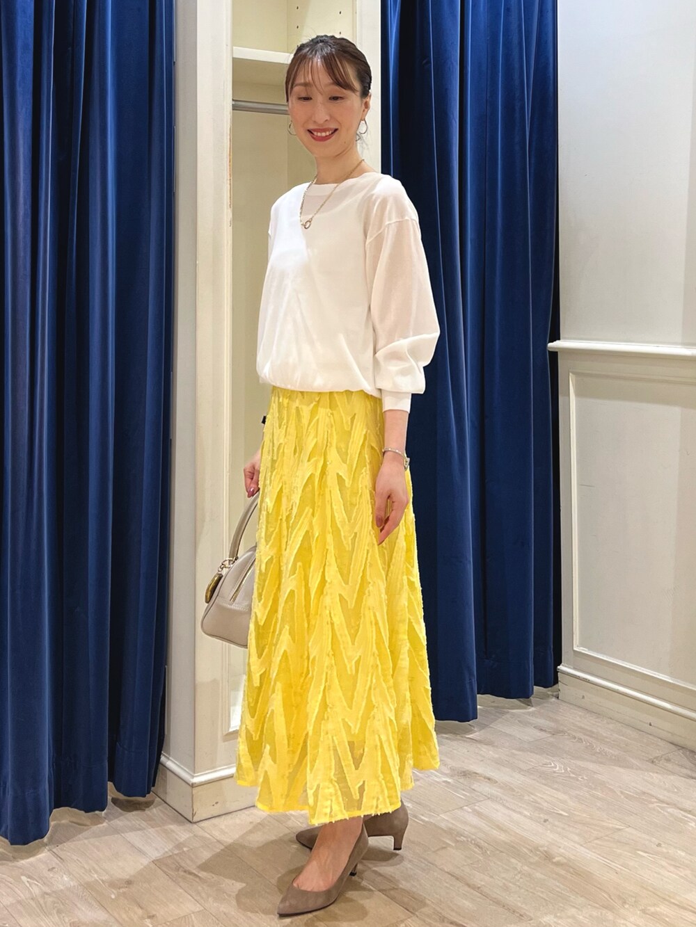 「春色、春めき満開コーデ、春コーデ、お出かけコーデ、シアートップス、春服、キレイめカジュアル、カラーコーデ、大人かわいい、フレアスカート、スカート、スカートスタイル、ノーリーズ、イエロー、ニット」|「NOLLEY’S Sophiの《手洗い可能》綿混シアー2WAYニット(ニット/セーター、ホワイト系)」を使った、nol ikeoさん(骨格ウェーブ・レディース・160cm)の春コーディネートの6枚目の写真