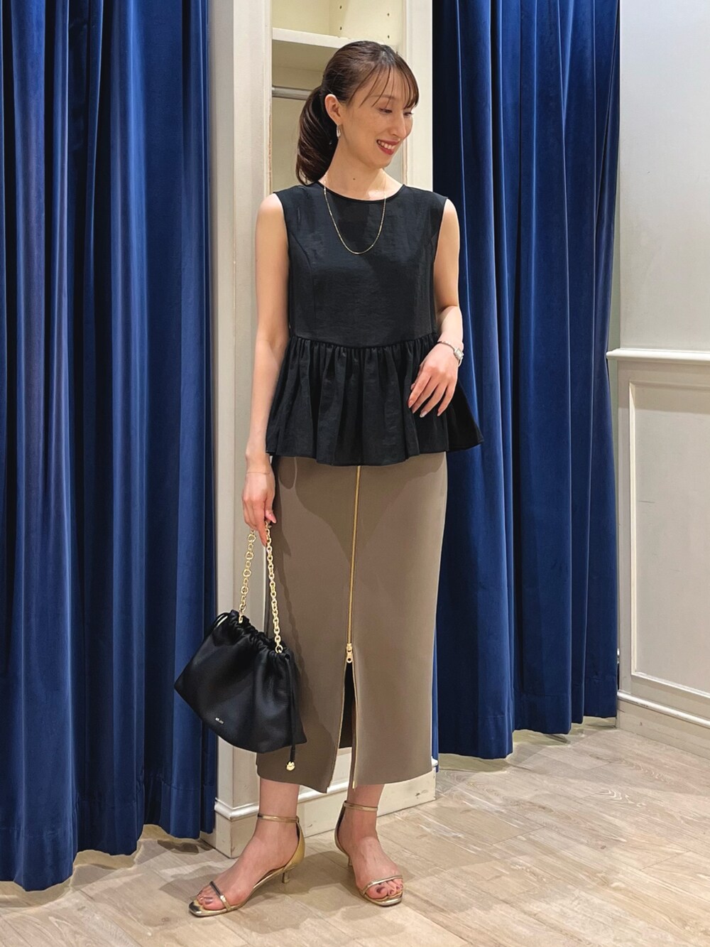 「シアートップス、夏コーデ、ぺプラムトップス、ぺプラム、タイトスカート、ノースリーブ、スカート、ブラウス、きれいめカジュアル、カーキ、ブラック、チェーンバッグ、ネックレス、ノーリーズ、ノースリーブブラウス」|「NOLLEY’Sの【grace grace/グラスグラス】10Kペタルチェーンミディアムネックレス(60㎝)(ネックレス、ゴールド系)」を使った、nol ikeoさん(レディース・160cm)の夏コーディネートの5枚目の写真