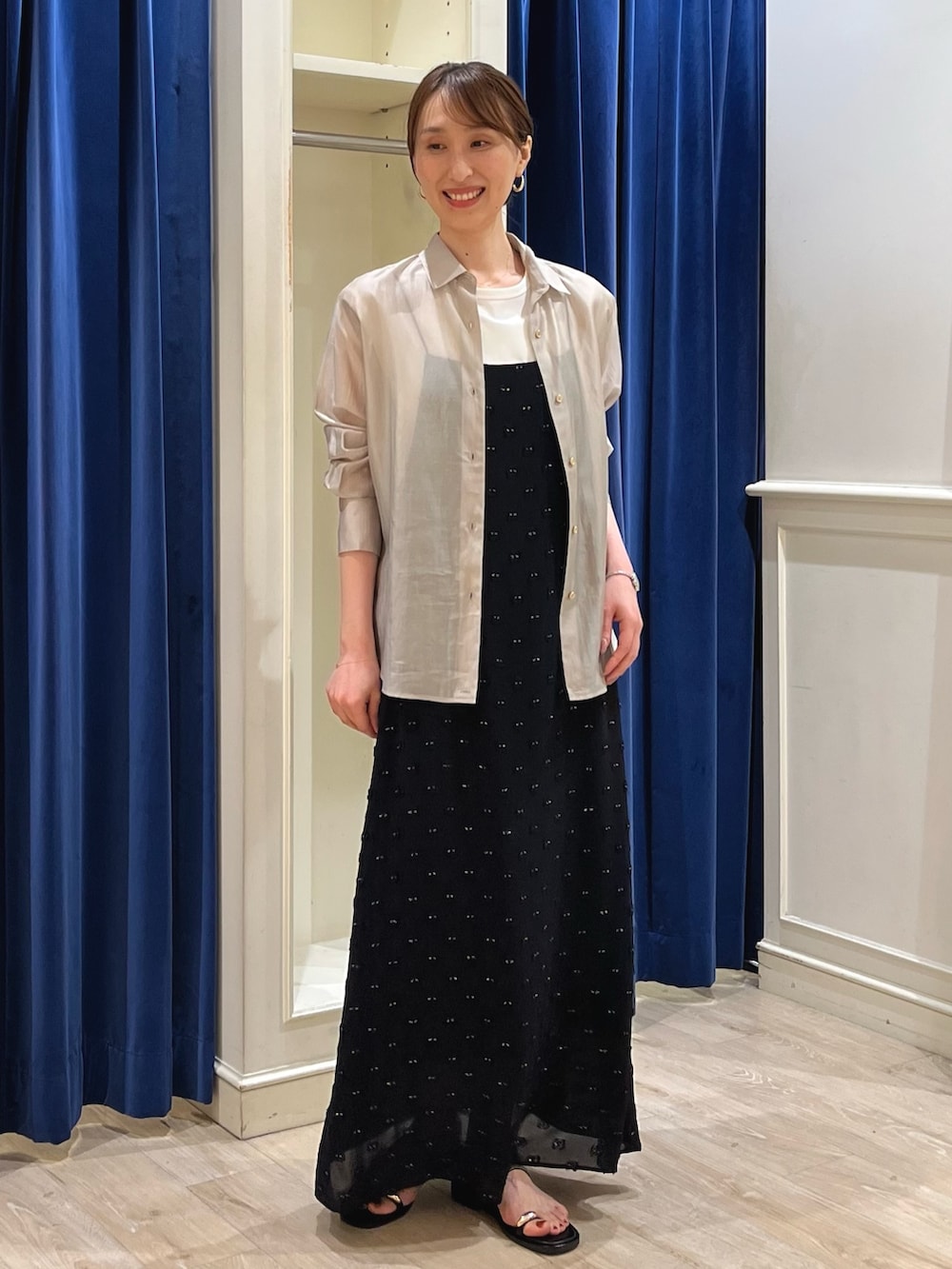 ベージュ系のシャツ/ブラウス、ホワイト系のTシャツ/カットソー、ブラック系のワンピースを着用したレディースの夏コーディネートの7枚目の写真