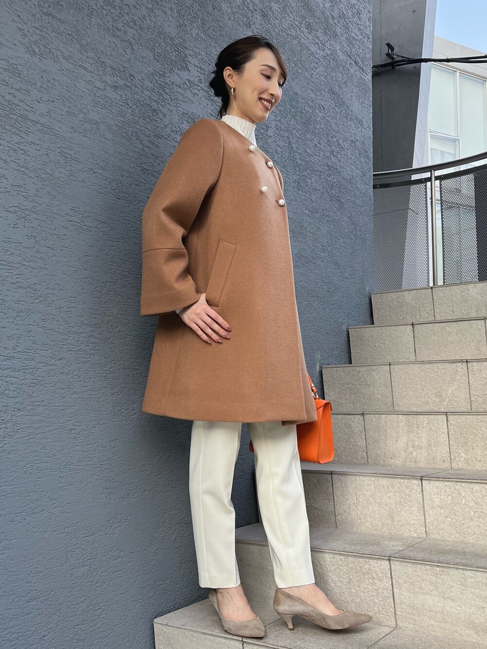 「ファッションを楽しもう、冬コーデ、冬アウター、冬服、パンツスタイル、キレイめ、ノーカラーコート、キャメル、Aライン、パンツコーデ、お出かけコーデ、ノーリーズ、大人かわいい、パール、白パンツ」｜「NOLLEY’Sのサキソニーストレッチパンツ（その他パンツ、ホワイト系）」を使った、nol ikeoさん（レディース・160cm）の秋コーディネートの6枚目の写真